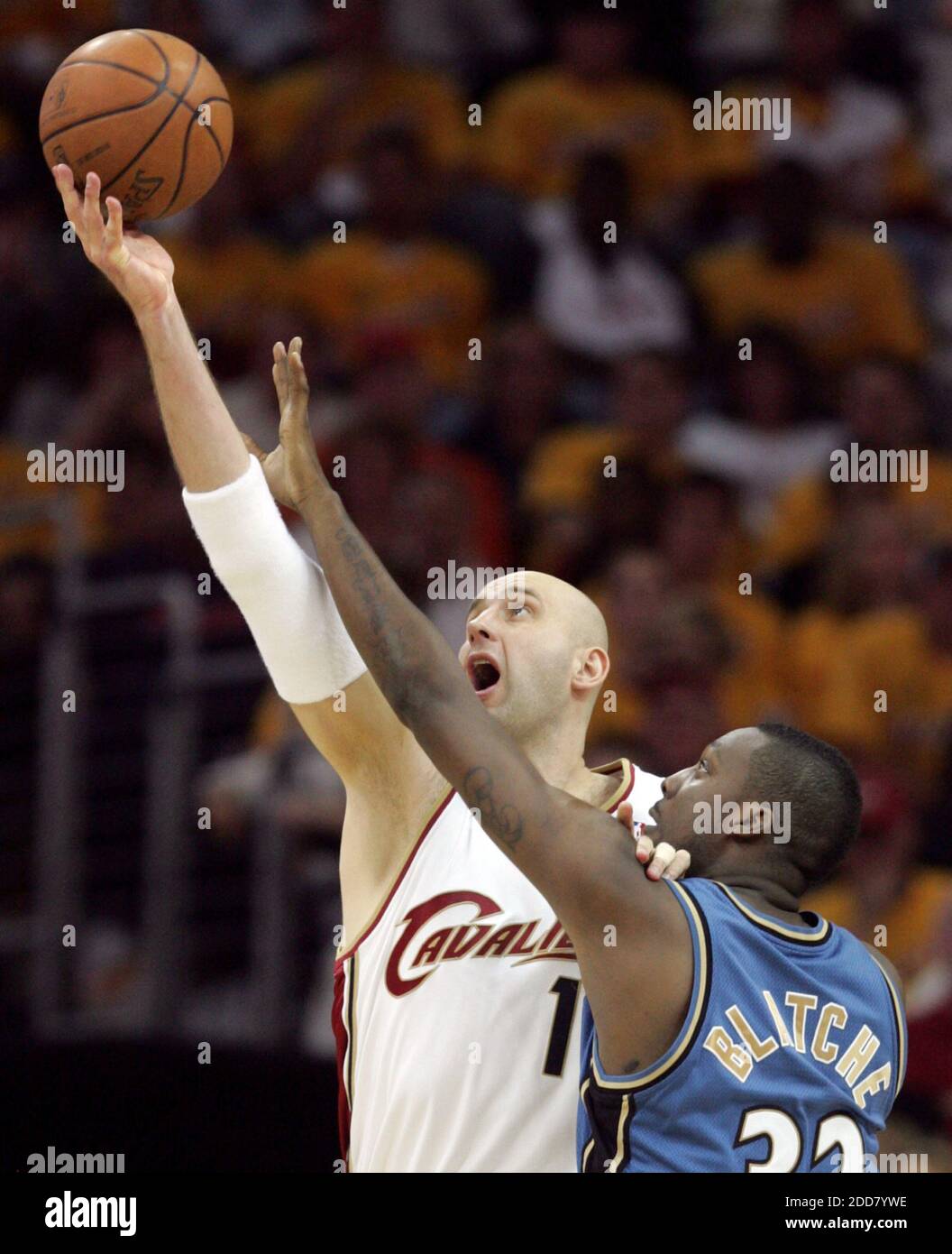 PAS DE FILM, PAS DE VIDÉO, PAS de TV, PAS DE DOCUMENTAIRE - les Zydrunas de Cleveland Cavaliers s'affrontent à Andray Blatche des Washington Wizards lors de la première demi-action dans le jeu 5 de la première série de la NBA à Quicken Loans Arena à Cleveland, OH, USA le 30 avril 2008, Les Wizards débattit les cavaliers, 88-87. Photo de Phil Maturzo/Akron Beacon Journal/MCT/Cameleon/Cameleon/ABACAPRESS.COM Banque D'Images