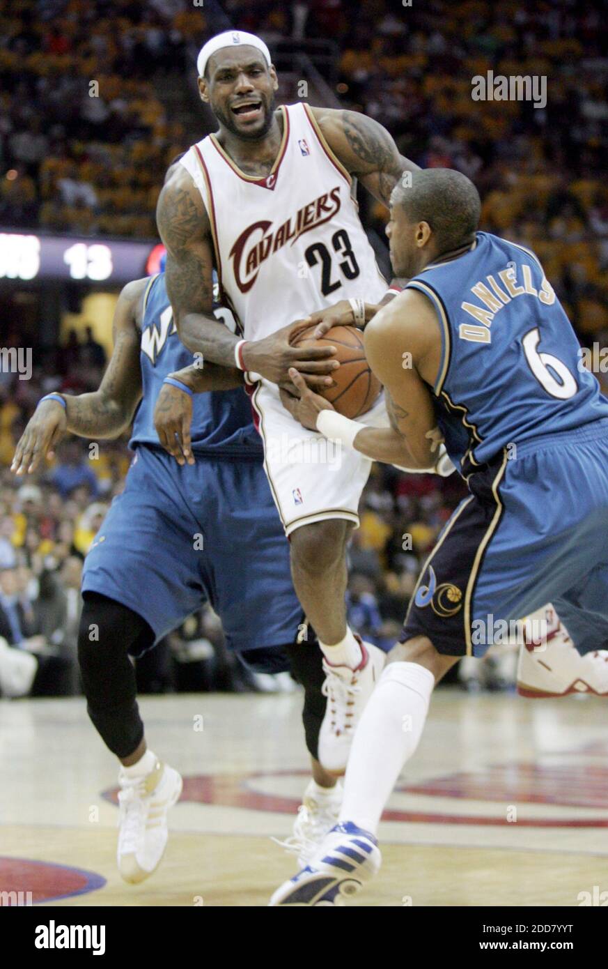 PAS DE FILM, PAS DE VIDÉO, PAS de TV, PAS DE DOCUMENTAIRE - LeBron James des Cleveland Cavaliers a le ballon dépouillé par Antonio Daniels des Washington Wizards (6) lors du quatrième trimestre d'action dans le jeu 5 du premier tour de la NBA Playoff à Quicken Loans Arena à Cleveland, OH, États-Unis le 30 avril 2008, les Wizards battit les cavaliers, 88-87. Photo de Phil Maturzo/Akron Beacon Journal/MCT/Cameleon/Cameleon/ABACAPRESS.COM Banque D'Images