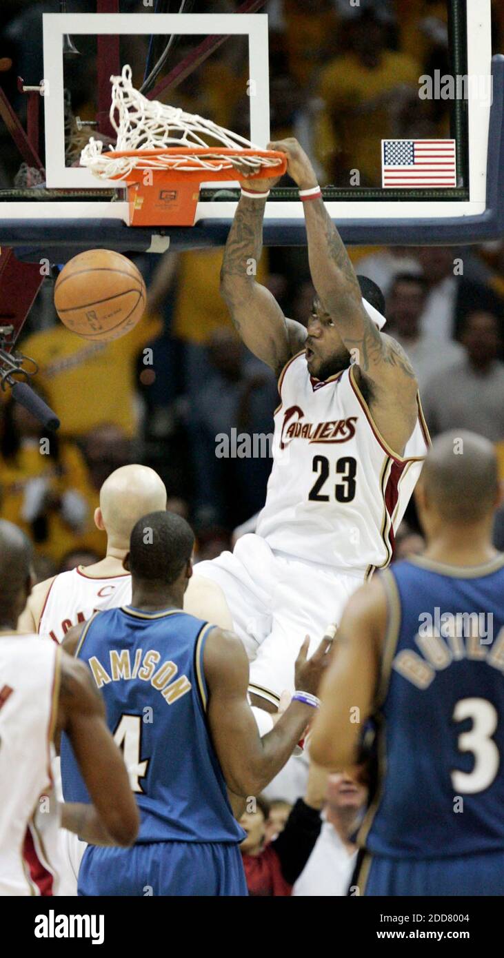 PAS DE FILM, PAS DE VIDÉO, PAS de TV, PAS DE DOCUMENTAIRE - Cleveland Cavaliers en avant LeBron James Dunks contre les Washington Wizards dans le quatrième trimestre de la partie 5 de la première partie de la NBA Playoff à Quicken Loans Arena à Cleveland, OH, USA le 30 avril 2008, Les Wizards débattit les cavaliers, 88-87. Photo de Phil Maturzo/Akron Beacon Journal/MCT/Cameleon/Cameleon/ABACAPRESS.COM Banque D'Images