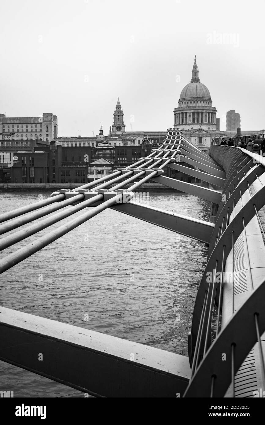 Cathédrale St Pauls et pont du millénaire, ville de Londres, Londres, Angleterre Banque D'Images