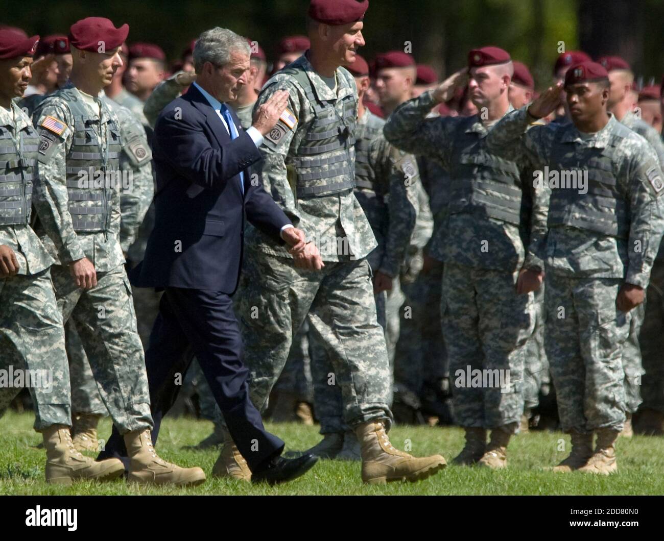 PAS DE FILM, PAS DE VIDÉO, PAS de TV, PAS DE DOCUMENTAIRE - accompagné du Sgt de commandement. Le Maj. Thomas Capel (L) le Col. Victor Petrenko et le commandant général David Rodriguez, le Président américain George W. Bush saluent les soldats de la 82e Division aéroportée lors de l'inspection des troupes lors de la célébration annuelle de la semaine All-American à fort Bragg, NC, USA, le 22 mai 2008. Photo de Shawn Rocco/Raleigh News & observer/MCT/ABACAPRESS.COM Banque D'Images