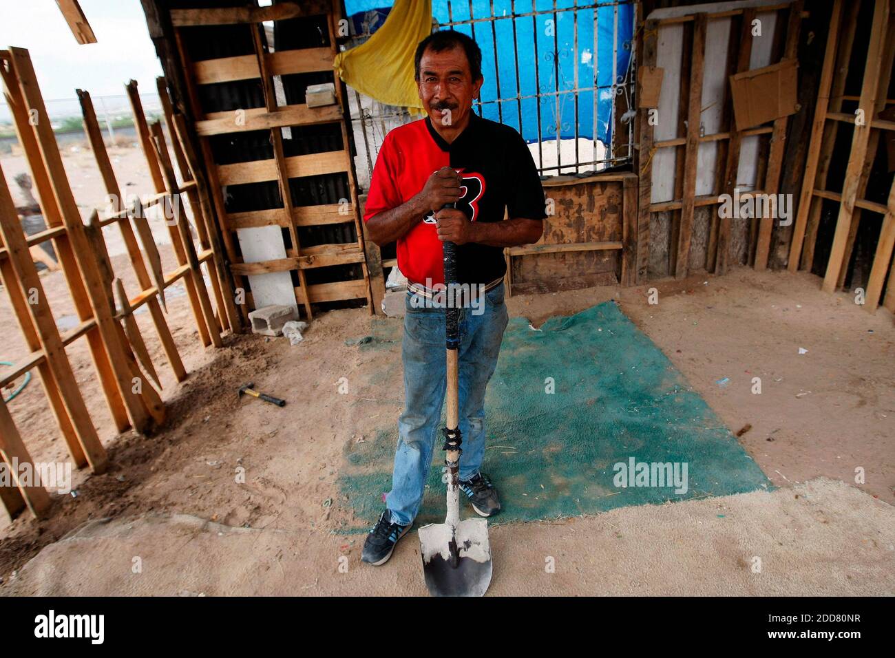 PAS DE FILM, PAS DE VIDÉO, PAS de TV, PAS DE DOCUMENTAIRE - Adrian Hernandez construit son nouveau shanty - partie maison, partie auto réparation shop - à Rancho Anapra, Mexique le 6 mai 2008. Hernandez, 52 ans, vit du mauvais côté de l'un des projets les plus grands et les plus coûteux de l'histoire de la sécurité intérieure. « si c'était facile, je serais déjà de l'autre côté de travailler, mais ce n'est pas facile », a déclaré Hernandez, un natif de Mexico qui a déménagé ici il y a trois ans dans l'espoir de tracer son évasion aux États-Unis « la clôture m'retient beaucoup. Que pouvez-vous faire ? Je dois juste attendre le bon moment. » Photo de Tom Pennington/fort Wort Banque D'Images