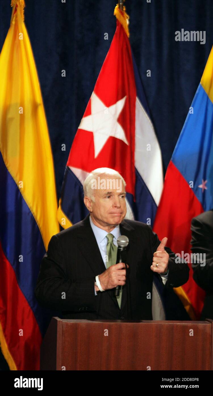 PAS DE FILM, PAS DE VIDÉO, PAS de télévision, PAS DE DOCUMENTAIRE - le candidat républicain à la présidence, le sénateur John McCain, fait le pas à la foule lors d'un rassemblement de style mairie au Sheraton Mart Convention Center à Miami, FL, USA, le 20 mai 2008. Photo de Nuri Vallbona/Miami Herald/MCT/ABACAPRESS.COM Banque D'Images