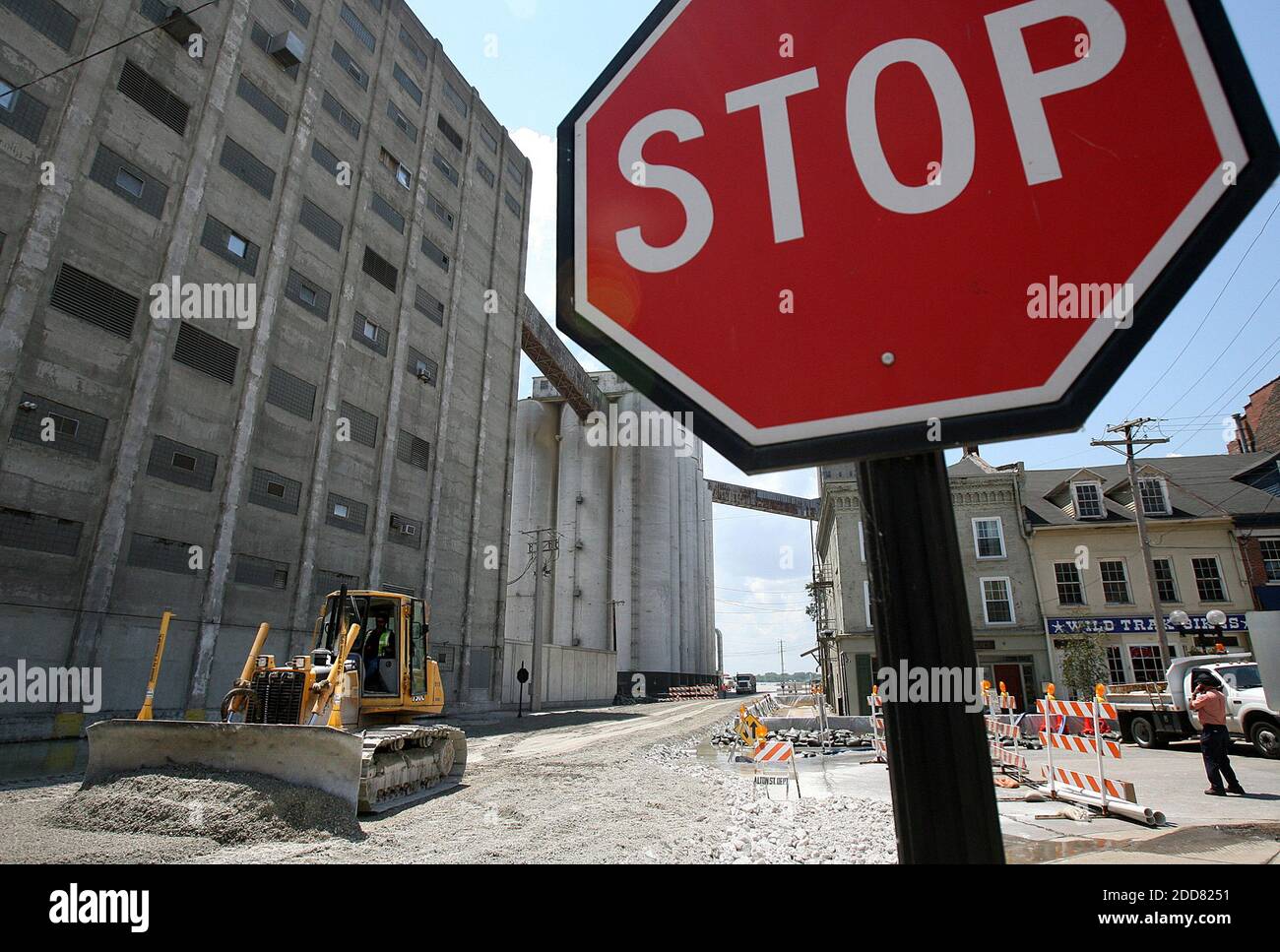 PAS DE FILM, PAS DE VIDÉO, PAS de télévision, PAS DE DOCUMENTAIRE - UN bulldozer pousse le roc, qui est ajouté pour élever Broadway au-dessus de la montée des eaux de crue du fleuve Mississippi dans le centre-ville d'Alton, il, jeudi 19 juin 2008. Photo de Tim Vizer/Belleville News-Democrat/MCT/ABACAPRESS.COM Banque D'Images