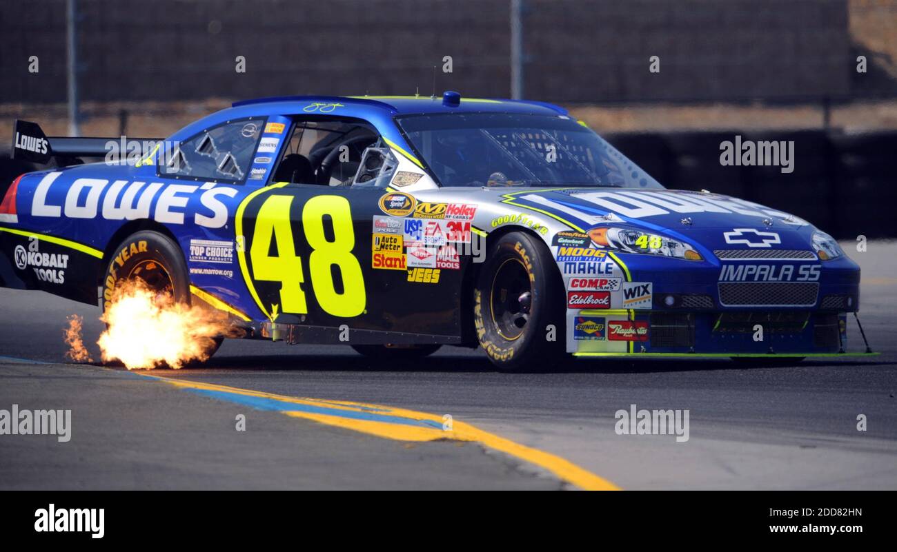 PAS DE FILM, PAS DE VIDÉO, PAS de TV, PAS DE DOCUMENTAIRE - Jimmie Johnson fait tourner 7A pendant le Toyota/Save Mart 350 à Infineon Raceway à Sonoma, CA, USA le 22 juin 2008. Kyle Busch a gagné la course. Photo de Jose Carlos Fajardo/Contra Costa Times/MCT/Cameleon/ABACAPRESS.COM Banque D'Images