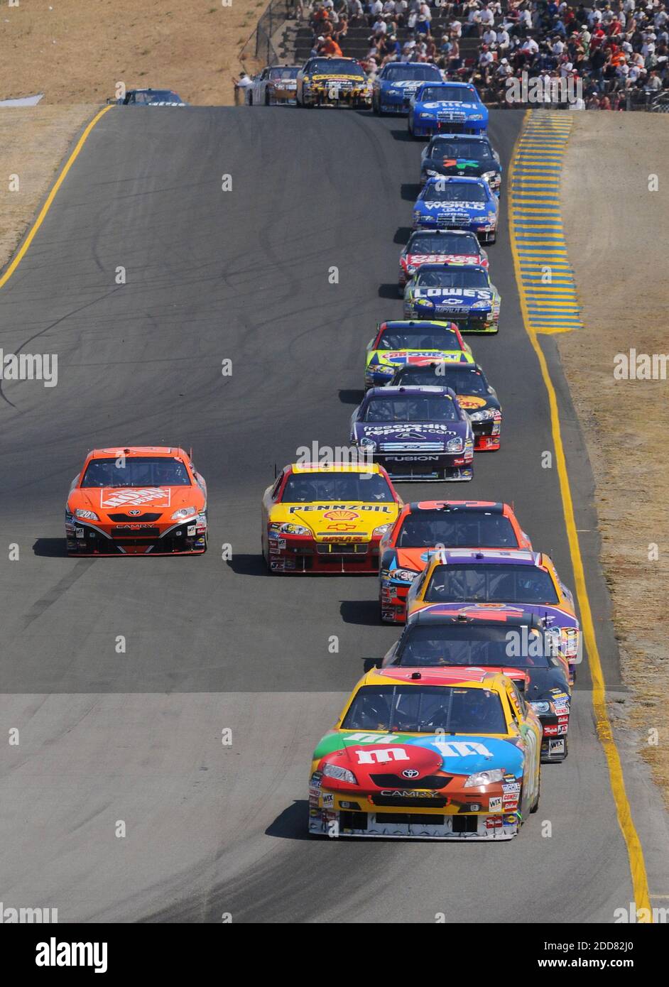 PAS DE FILM, PAS DE VIDÉO, PAS de TV, PAS DE DOCUMENTAIRE - Kyle Busch mène le pack comme ils approchent tour 4A pendant le Toyota/Save Mart 350 à Infineon Raceway à Sonoma, CA, Etats-Unis le 22 juin 2008. Kyle Busch a gagné la course. Photo de Jose Carlos Fajardo/Contra Costa Times/MCT/Cameleon/ABACAPRESS.COM Banque D'Images