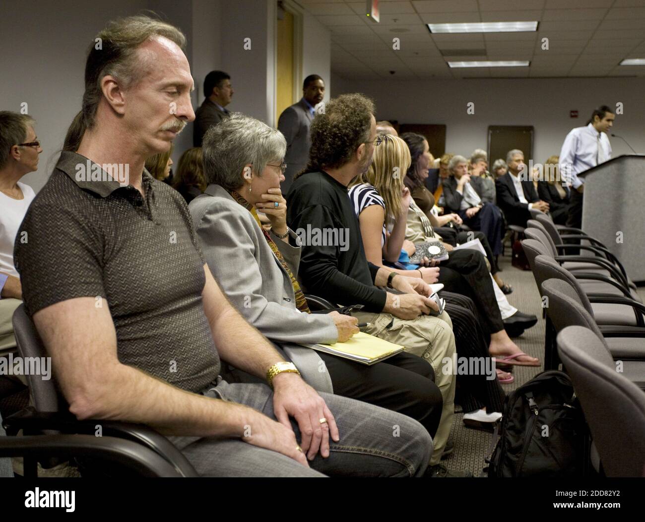 PAS DE FILM, PAS DE VIDÉO, PAS de TV, PAS DE DOCUMENTAIRE - Jim Whitehouse (L), mari de Susan Atkins, tueur reconnu, écoute Joey Huertas (R) comme il parle en faveur de la libération compatissante en attente d'Atkins à Sacramento, CA, Etats-Unis le mardi 15 juillet 2008. Les audiences de la Commission de libération conditionnelle de l'État ont écouté 90 minutes de témoignage aujourd'hui sur la question de savoir si la tueur et la disciple de Charles Manson, Susan Atkins, devraient être libérées de prison parce qu'elle est en train de mourir. Photo de Randy Pench/Sacramento Bee/MCT/ABACAPRESS.COM Banque D'Images