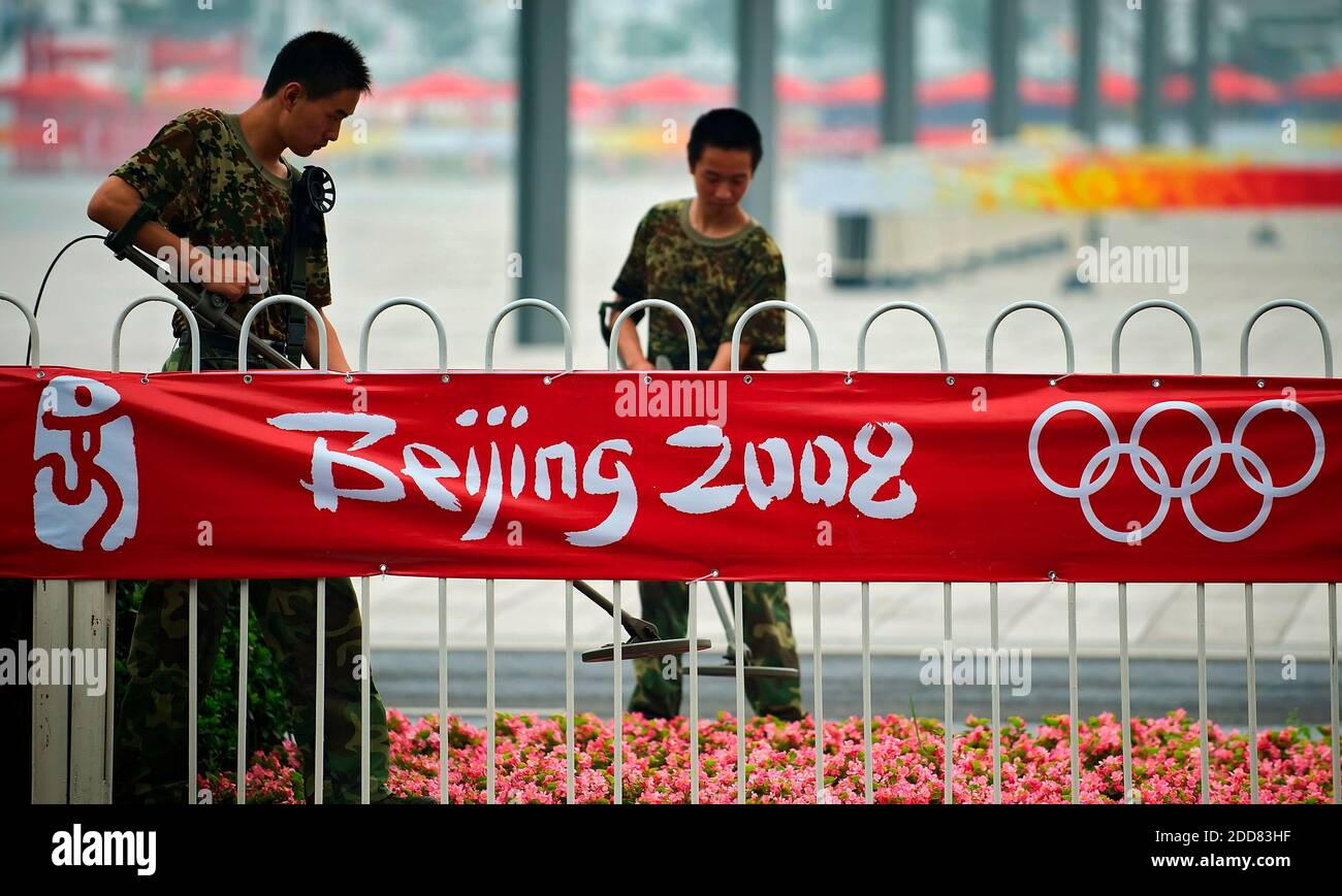 PAS DE FILM, PAS DE VIDÉO, PAS de télévision, PAS DE DOCUMENTAIRE - le personnel de sécurité fait des recherches dans le stade olympique de Pékin, en Chine, le 7 août 2008. La veille de la cérémonie d'ouverture des Jeux de la XXIXe Olympiade. Photo de David Eulitt/Kansas City Star/MCT/Cameleon/ABACAPRESS.COM Banque D'Images