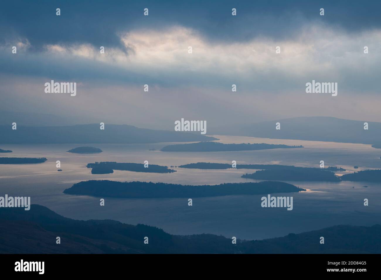Îles du Loch Lomond à l'aube, vues de Ben Lomond dans le parc national des Trossachs, Highlands écossais, Écosse, Royaume-Uni, Europe Banque D'Images