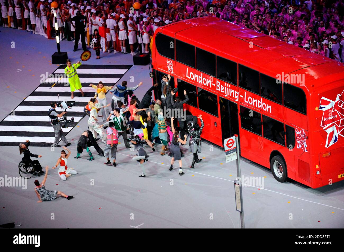 PAS DE FILM, PAS DE VIDÉO, PAS de télévision, PAS DE DOCUMENTAIRE - UN bus à impériale symbolisant Londres accueillant les Jeux de 2012 fait le tour du stade lors de la cérémonie de clôture des Jeux Olympiques de Beijing 2008 à Beijing, Chine le 24 août 2008. Photo de Paul Kitagaki Jr./Sacramento Bee/MCT/Cameleon/ABACAPRESS.COM Banque D'Images