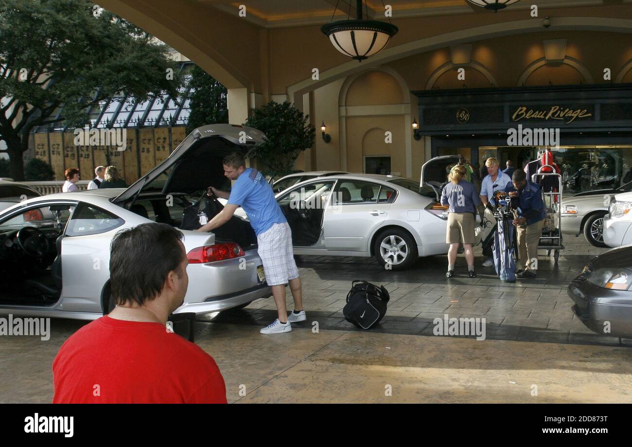 PAS DE FILM, PAS DE VIDÉO, PAS de télévision, PAS DE DOCUMENTAIRE - les voyageurs font leurs bagages lorsqu'ils sortent du beau Rivage Resort & Casino après que le complexe ait été commandé pour fermer en raison de l'ouragan Gustav à Biloxi, MS, Etats-Unis, le dimanche 31 août 2008. Photo de William Colgin/Biloxi Sun-Herald/MCT/ABACAPRESS.COM Banque D'Images