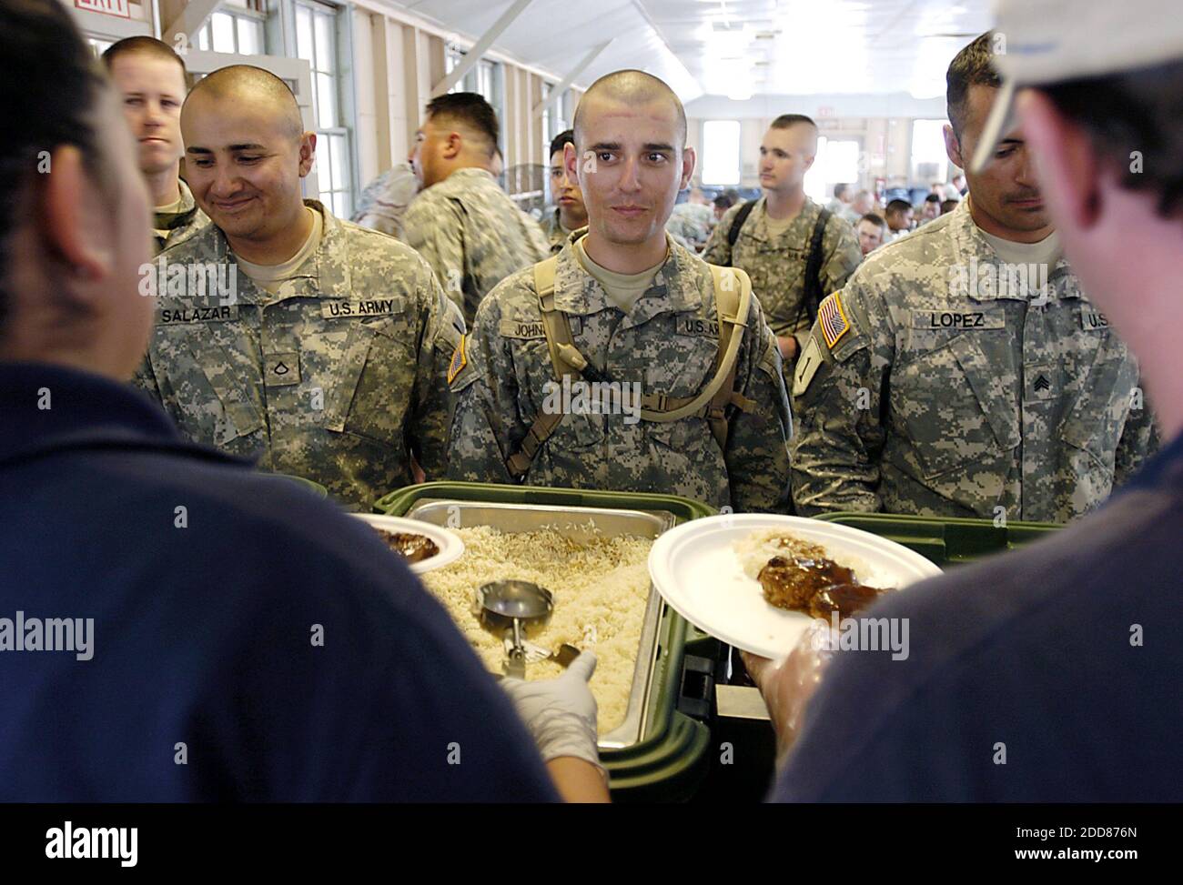 PAS DE FILM, PAS DE VIDÉO, PAS de TV, PAS DE DOCUMENTAIRE - PFC David Johnson de Tulare, Californie, au centre, fait la queue pendant une pause repas au Camp Roberts, Californie, Etats-Unis, le 6 août 2008. Les membres du 185e Bataillon d'infanterie de la Garde nationale de Californie basé à Modesto s'entratent au Camp Roberts pour leur deuxième déploiement en Irak en quatre ans. Deux compagnies complètes, Bravo et Charlie, seront affectées au 185e Bataillon blindé lorsqu'elles seront déployées en Irak en octobre. Photo de Brian Ramsay/Modesto Bee/MCT/ABACAPRESS.COM Banque D'Images