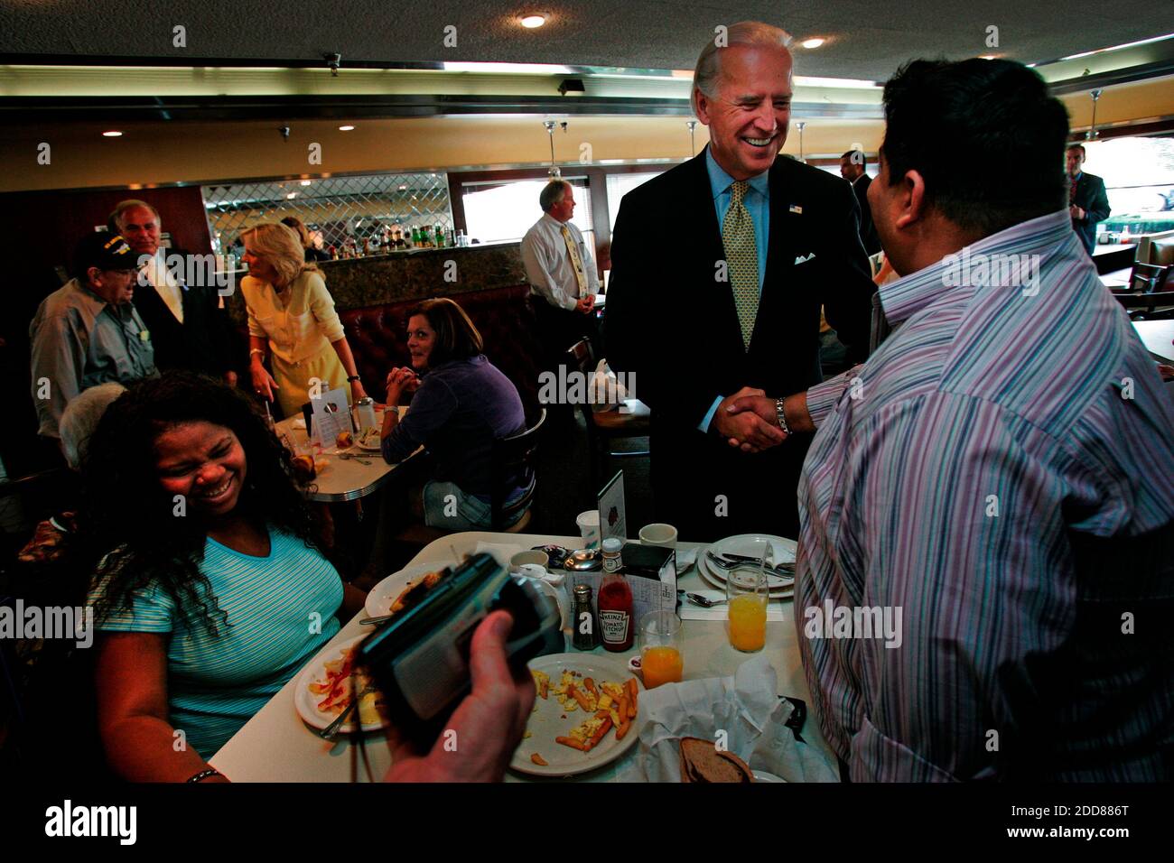 PAS DE FILM, PAS DE VIDÉO, PAS de télévision, PAS DE DOCUMENTAIRE - Joe Biden, candidat démocrate à la vice-présidence, avec son épouse Jill, en arrière-plan, saluez les clients au restaurant Dining car lors d'un arrêt de campagne non planifié, le vendredi 5 septembre 2008, à Philadelphie, PA, États-Unis. Photo par Alejandro A. Alvarez/Philadelphia Daily News/MCT/ABACAPRESS.COM Banque D'Images