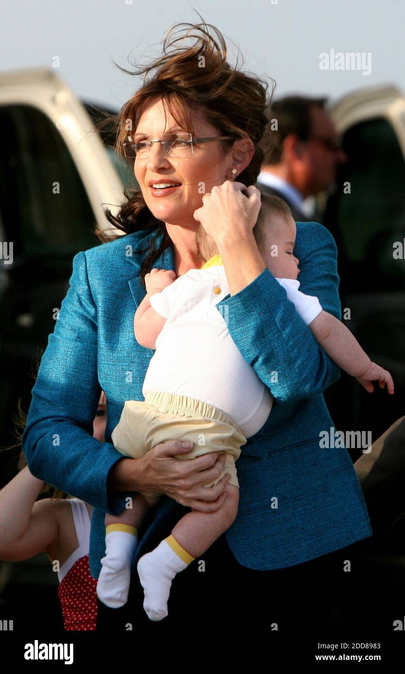 PAS DE FILM, PAS DE VIDÉO, PAS de TV, PAS DE DOCUMENTAIRE - le candidat républicain à la vice-présidence Gov. Sarah Palin est rejointe par sa famille, son mari Todd Palin; sa fille Piper, 7 ans (arrière-plan, à gauche); sa fille Willow, 13 ans et son fils Trig, 5 mois, alors qu'elle arrive à l'aéroport international d'Orlando à Orlando, en Floride, le vendredi 19 septembre 2008. Palin se ralliera dimanche avec des partisans dans les villages, près de Lady Lake, en Floride. Photo de Joe Burbank/Orlando Sentinel/MCT/ABACAPRESS.COM Banque D'Images