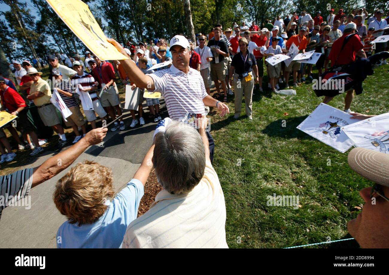 PAS DE FILM, PAS DE VIDÉO, PAS de TV, PAS DE DOCUMENTAIRE - Kenny Perry, membre de l'équipe américaine, a signé des autographes alors qu'il a parcouru la ligne de fans jusqu'au 11e tee au cours de la troisième journée d'entraînement pour la 37e Ryder Cup à Valhalla Golf Cub à Louisville, KY, USA, le 18 septembre 2008. La compétition entre les équipes des États-Unis et européennes commence vendredi. Photo de (David Perry/Lexington Herald-leader/MCT/Cameleon/ABACAPRESS.COM Banque D'Images