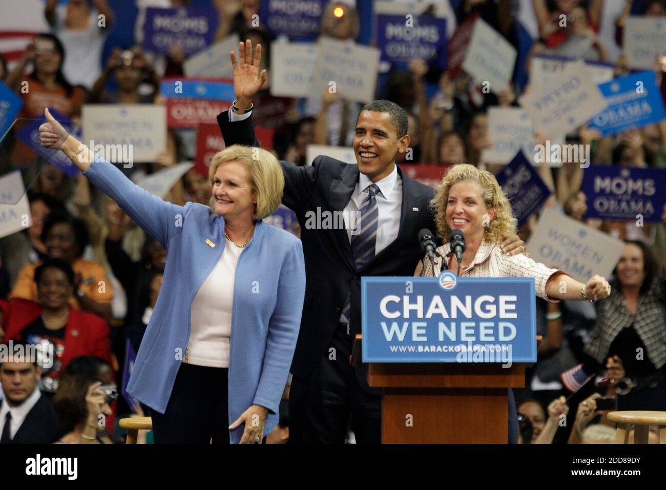 PAS DE FILM, PAS DE VIDÉO, PAS de télévision, PAS DE DOCUMENTAIRE - le candidat démocrate à la présidence, le sénateur Barack Obama, a pris la parole lors d'un rassemblement au Bank United Center de l'Université de Miami à Coral Gables, Floride, le vendredi 19 septembre 2008. La sénatrice Claire McCaskill, (D-Mo), à gauche, et la Représentante Debbie Wasserman Schultz, (D-Fla), à droite, ont rejoint Obama sur scène. Photo d'Al Diaz/Miami Herald/MCT/ABACAPRESS.COM Banque D'Images