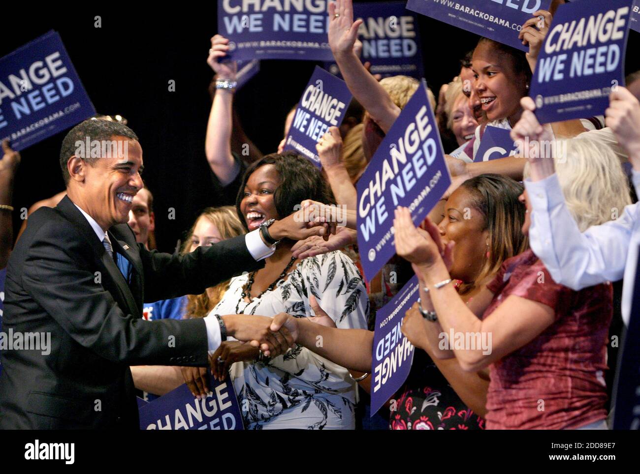 PAS DE FILM, PAS DE VIDÉO, PAS de TV, PAS DE DOCUMENTAIRE - le candidat démocrate à la présidence le sénateur Barack Obama salue les partisans de l'acclamations alors qu'il prend la scène à l'Université Bethune-Cookman à Daytona Beach, Floride, le samedi 20 septembre 2008. Présenté comme un événement « femmes pour le changement dont nous avons besoin », Obama a été rejoint par Arizona Gov. Janet Napolitano et Kansas Gov. Kathleen Sebelius. Photo de Joe Burbank/Orlando Sentinel/MCT/ABACAPRESS.COM Banque D'Images