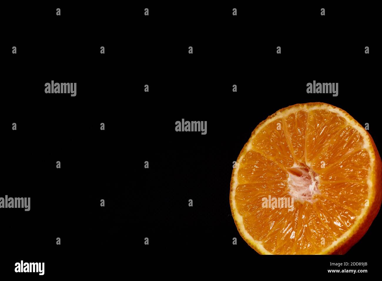 Coupe tangerine en deux, idéale pour un arrière-plan sain et authentique Banque D'Images