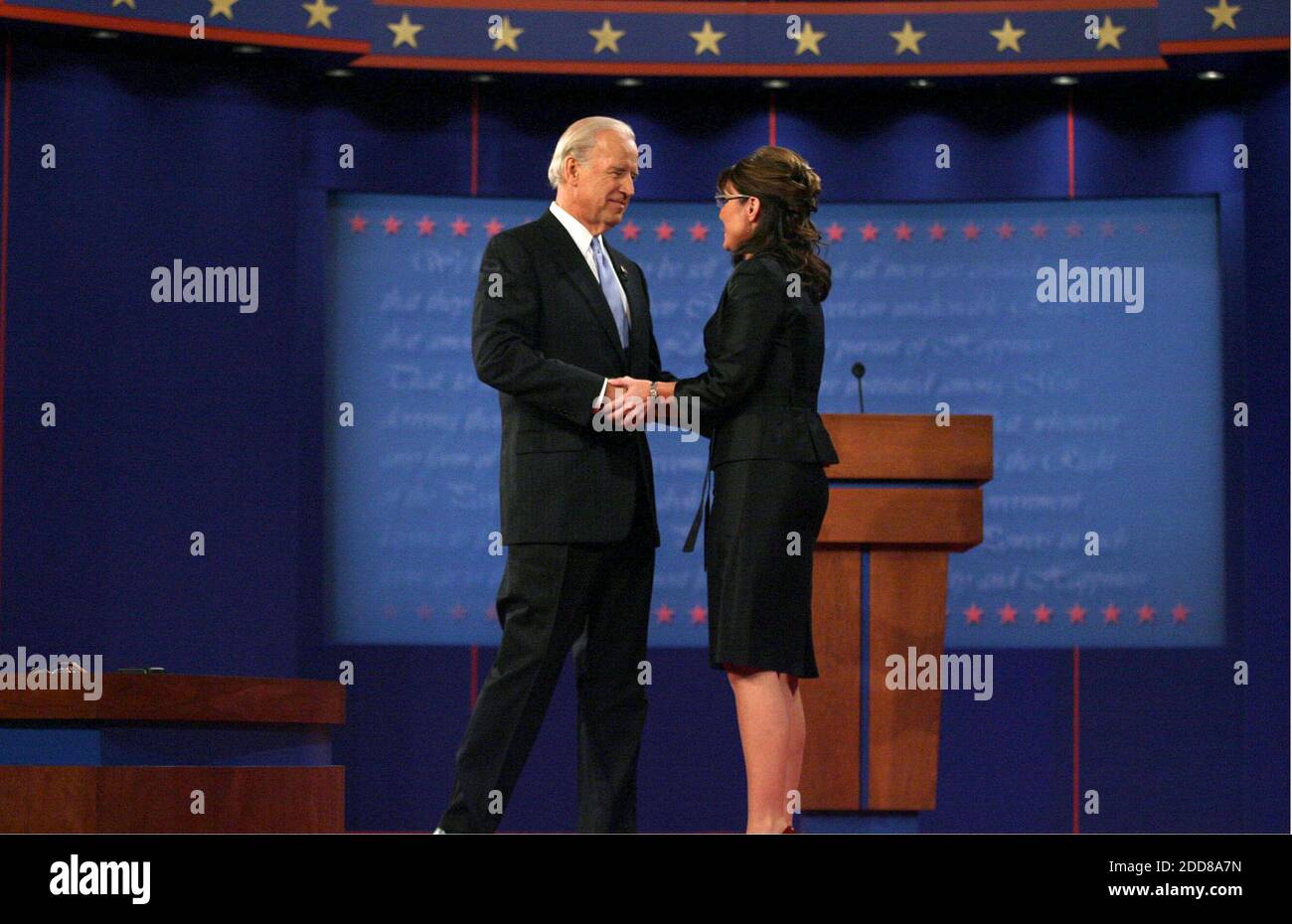 PAS DE FILM, PAS DE VIDÉO, PAS de TV, PAS DE DOCUMENTAIRE - candidat démocrate à la vice-présidence le sénateur du Delaware Joe Biden et la candidate républicaine à la vice-présidence la gouverneure de l'Alaska Sarah Palin a fait la quadrature du coin lors d'un débat à l'Université de Washington à St. Louis, Mo, États-Unis, le jeudi 2 octobre 2008. Photo de Robert Cohen/St. Louis Post-Dispatch/MCT/ABACAPRESS.COM Banque D'Images
