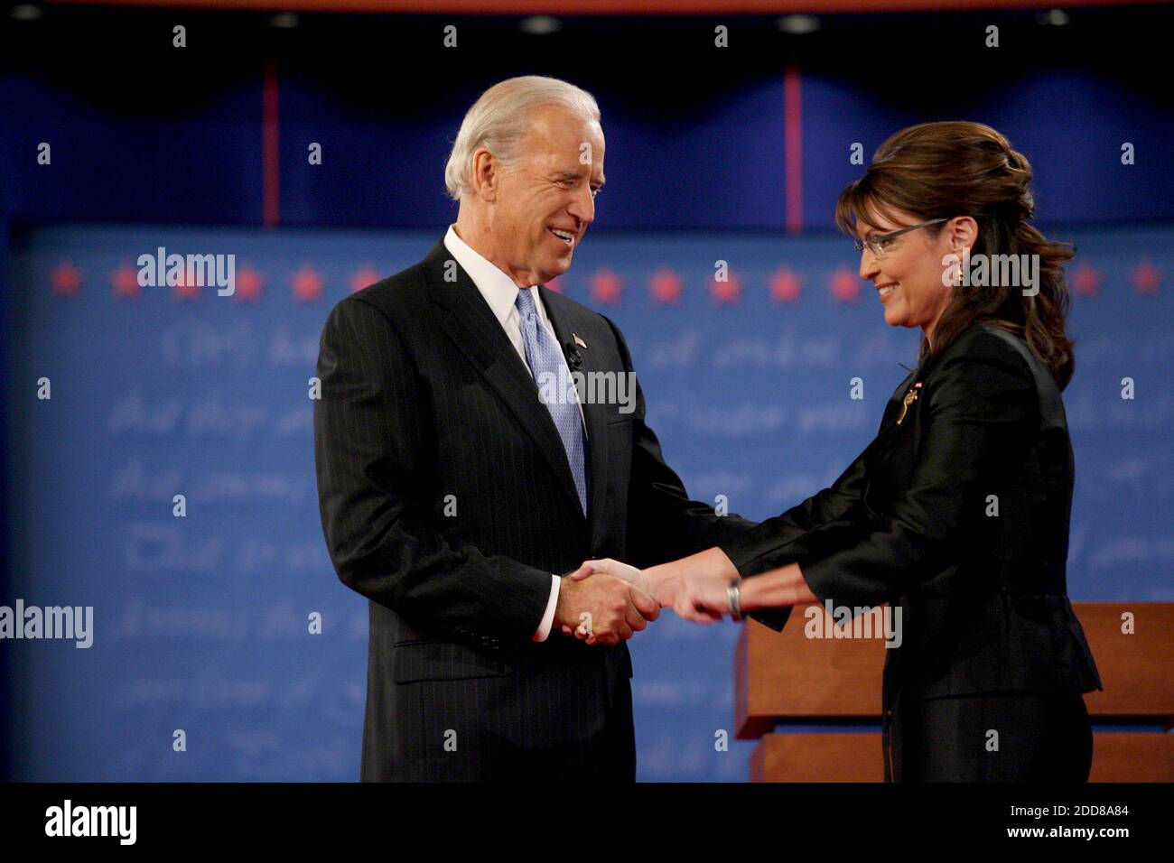 PAS DE FILM, PAS DE VIDÉO, PAS de TV, PAS DE DOCUMENTAIRE - candidat démocrate à la vice-présidence le sénateur du Delaware Joe Biden et la candidate républicaine à la vice-présidence la gouverneure de l'Alaska Sarah Palin a fait la quadrature du coin lors d'un débat à l'Université de Washington à St. Louis, Mo, États-Unis, le jeudi 2 octobre 2008. Photo de Robert Cohen/St. Louis Post-Dispatch/MCT/ABACAPRESS.COM Banque D'Images