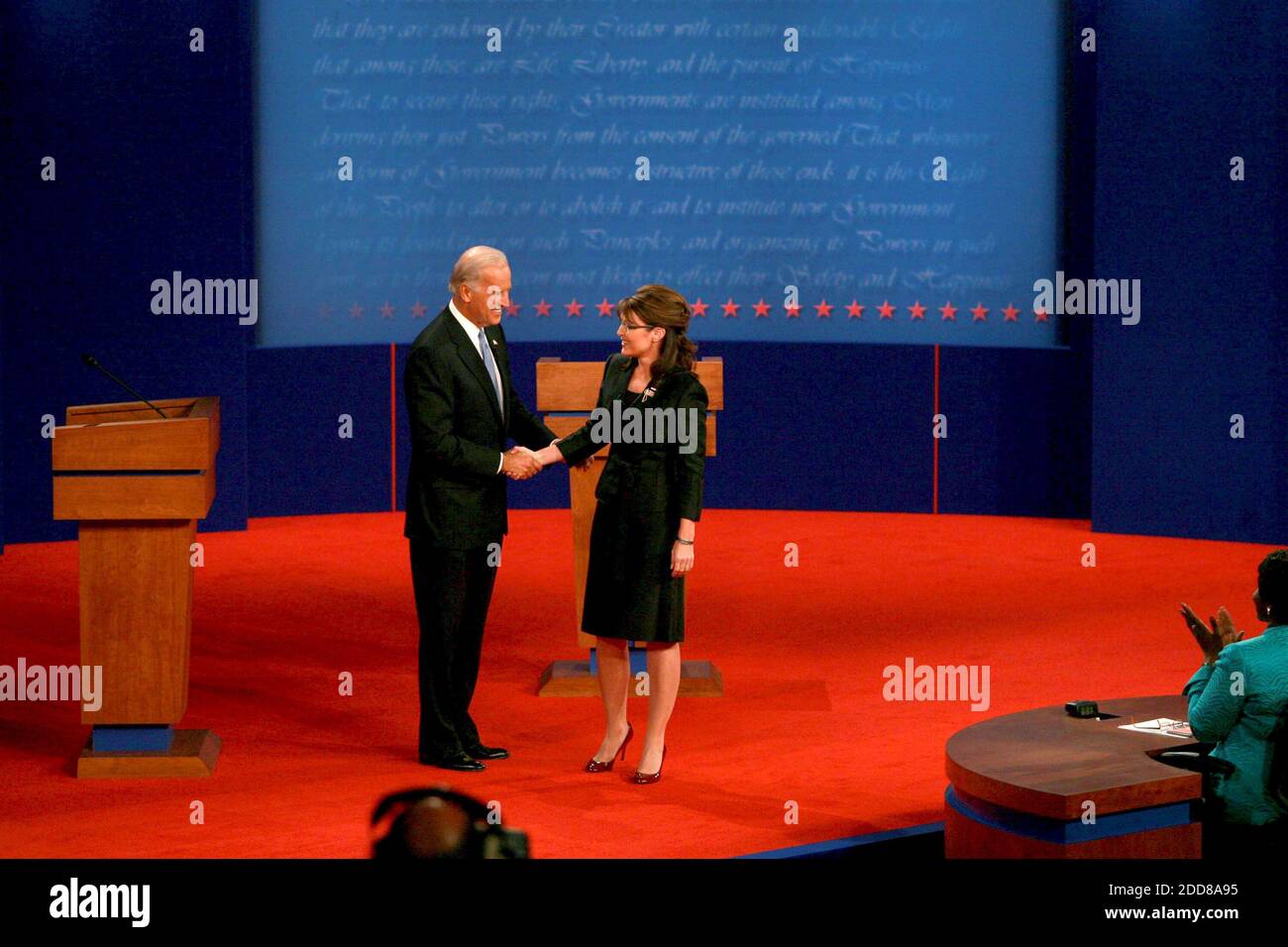 PAS DE FILM, PAS DE VIDÉO, PAS de TV, PAS DE DOCUMENTAIRE - candidat démocrate à la vice-présidence le sénateur du Delaware Joe Biden et la candidate républicaine à la vice-présidence la gouverneure de l'Alaska Sarah Palin a fait la quadrature du coin lors d'un débat à l'Université de Washington à St. Louis, Mo, États-Unis, le jeudi 2 octobre 2008. Photo de Robert Cohen/St. Louis Post-Dispatch/MCT/ABACAPRESS.COM Banque D'Images