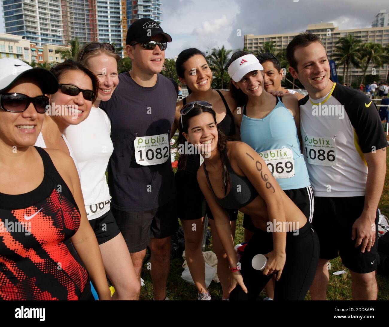 PAS DE FILM, PAS DE VIDÉO, PAS de TV, PAS DE DOCUMENTAIRE - l'acteur Matt Damon, au centre, prend une photo rapide avec les athlètes et les fans en attendant de commencer la partie de course de la 8e année de l'Escape to Miami Triathlon n Miami, FL, USA le 5 octobre 2008. Photo de Carl Justa/Miami Herald/MCT/Cameleon/ABACAPRESS.COM Banque D'Images