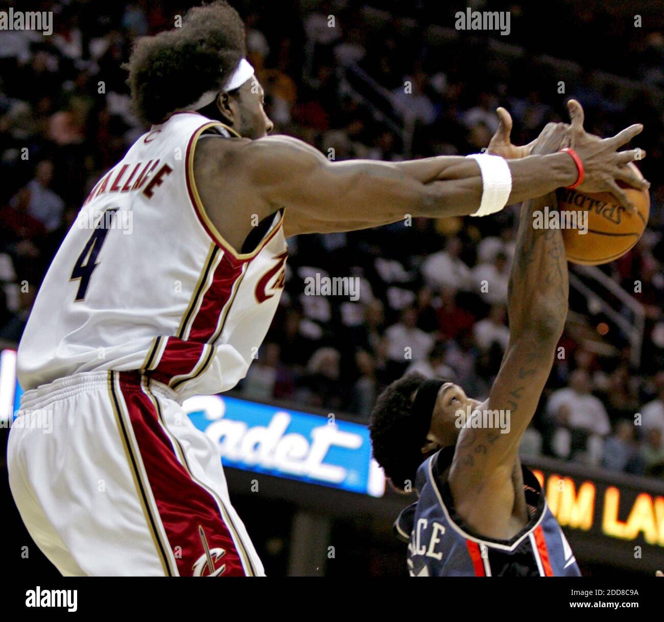 PAS DE FILM, PAS DE VIDÉO, PAS de TV, PAS DE DOCUMENTAIRE - Cleveland Cavaliers centre Ben Wallace, à gauche, batailles Charlotte Bobcats avant Gerald Wallace pour un rebond pendant la première moitié d'action dans un match de basket-ball de la NBA à Quicken Loans Arena à Cleveland, OH, USA le 30 octobre 2008 . Photo de Ed Suba Jr./Akron Beacon Journal/MCT/Cameleon/ABACAPRESS.COM Banque D'Images