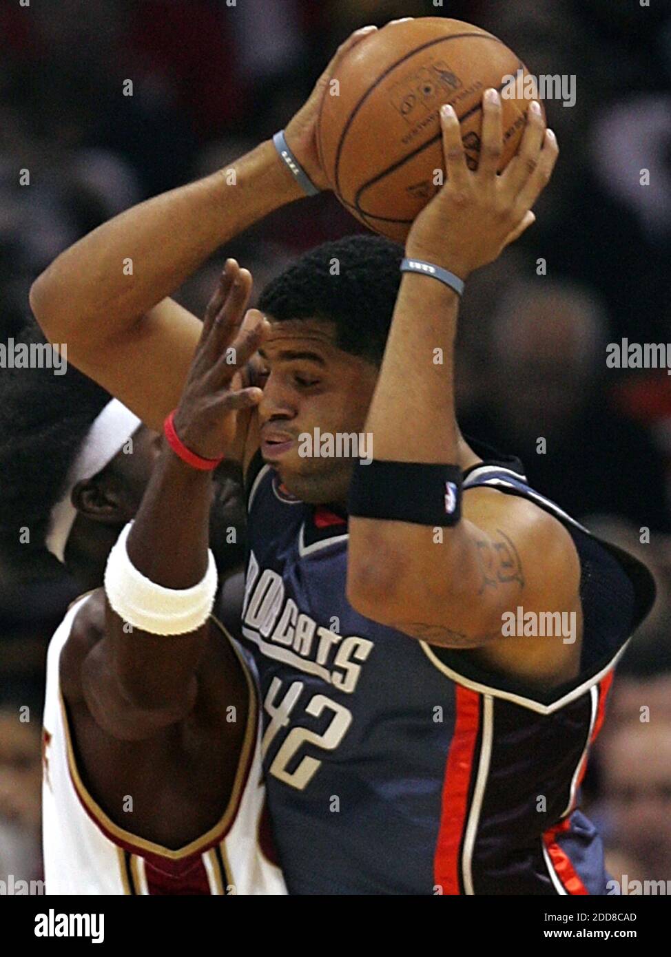 PAS DE FILM, PAS DE VIDÉO, PAS de TV, PAS DE DOCUMENTAIRE - Cleveland Cavaliers Ben Wallace, à gauche, obtient une main défensive face à Charlotte Bobcats avance Sean May pendant la première moitié d'action dans un match de basket-ball de la NBA à Quicken Loans Arena à Cleveland, OH, USA le 30 octobre 2008 . Photo de Ed Suba Jr./Akron Beacon Journal/MCT/Cameleon/ABACAPRESS.COM Banque D'Images