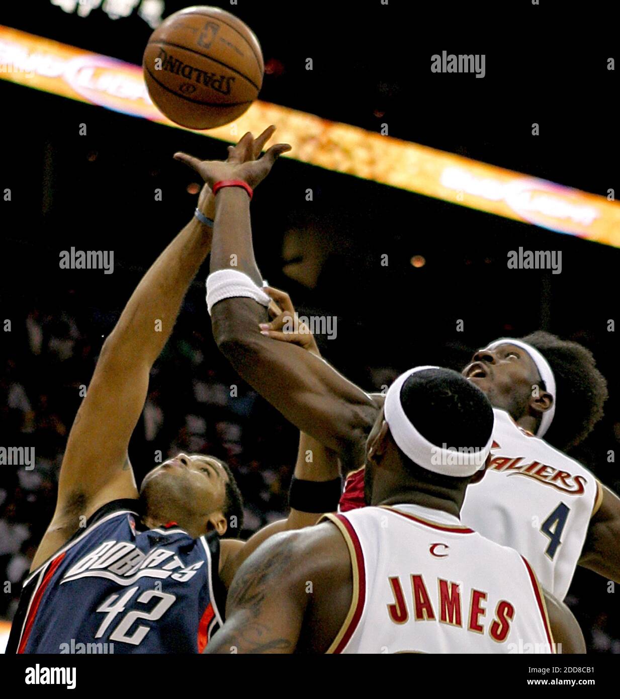 PAS DE FILM, PAS DE VIDÉO, PAS de TV, PAS DE DOCUMENTAIRE - Cleveland Cavaliers centre Ben Wallace, à droite, batailles Charlotte Bobcats avance Sean May pour un rebond pendant la première moitié de l'action dans un match de basket-ball de la NBA à Quicken Loans Arena à Cleveland, OH, USA le 30 octobre 2008 . Photo de Ed Suba Jr./Akron Beacon Journal/MCT/Cameleon/ABACAPRESS.COM Banque D'Images