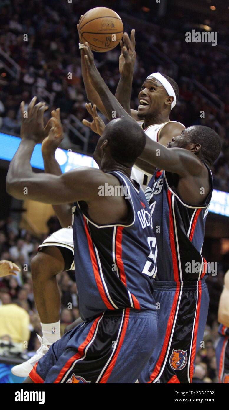 PAS DE FILM, PAS DE VIDÉO, PAS de TV, PAS DE DOCUMENTAIRE - Cleveland cavaliers garde Daniel Gibson, à droite, conduit devant deux défenseurs Charlotte Bobcats pendant la première moitié d'action dans un match de basket-ball de la NBA à Quicken Loans Arena à Cleveland, OH, USA le 30 octobre 2008 . Photo de Ed Suba Jr./Akron Beacon Journal/MCT/Cameleon/ABACAPRESS.COM Banque D'Images