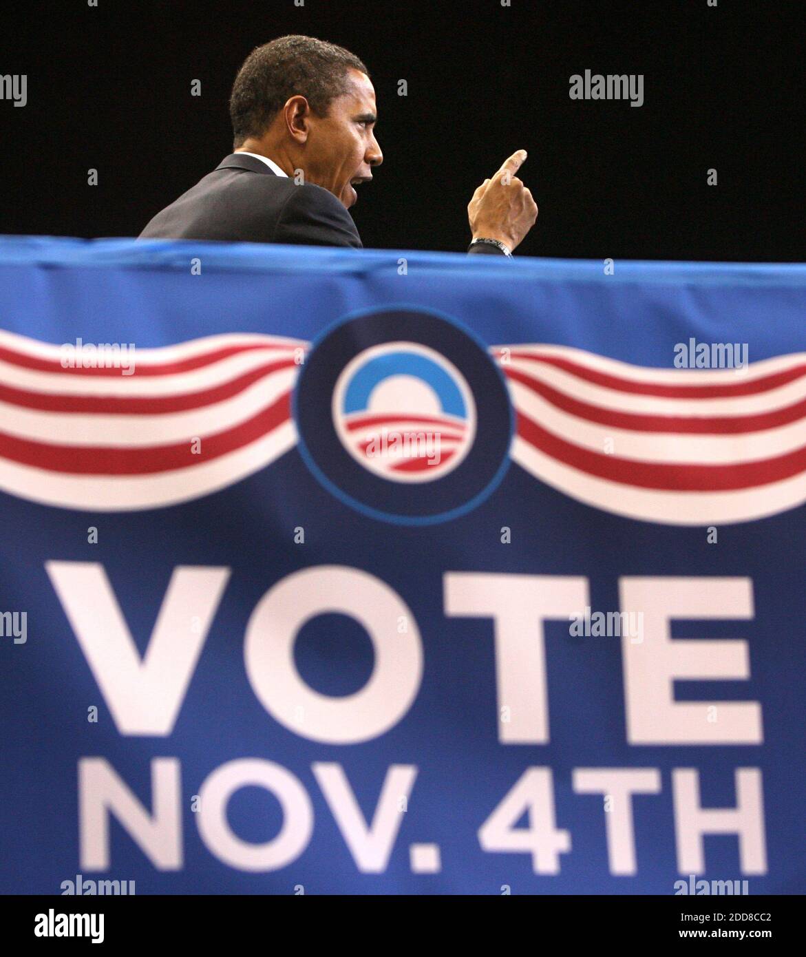 PAS DE FILM, PAS DE VIDÉO, PAS de TV, PAS DE DOCUMENTAIRE - le sénateur démocrate de l'Illinois Barack Obama s'exprime lors d'un rassemblement à Veterans Memorial Arena à Jacksonville, Floride, Etats-Unis le lundi 3 novembre 2008. Photo de Joe Burbank/Orlando Sentinel/MCT/ABACAPRESS.COM Banque D'Images