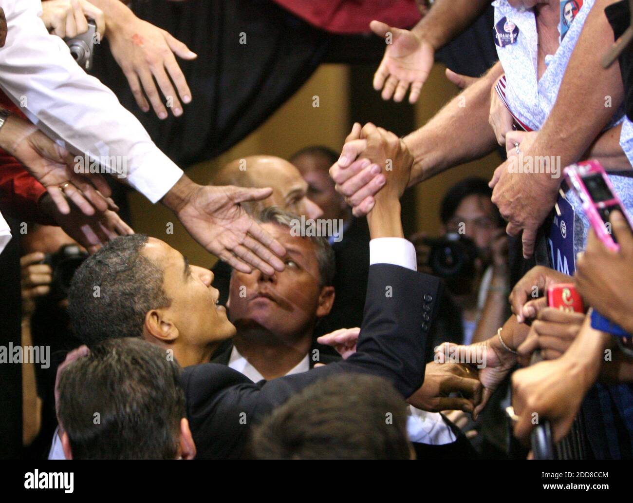 PAS DE FILM, PAS DE VIDÉO, PAS de télévision, PAS DE DOCUMENTAIRE - le sénateur démocrate de l'Illinois Barack Obama salue ses partisans lors d'un rassemblement à Veterans Memorial Arena à Jacksonville, Floride, États-Unis, le lundi 3 novembre 2008. Photo de Joe Burbank/Orlando Sentinel/MCT/ABACAPRESS.COM Banque D'Images