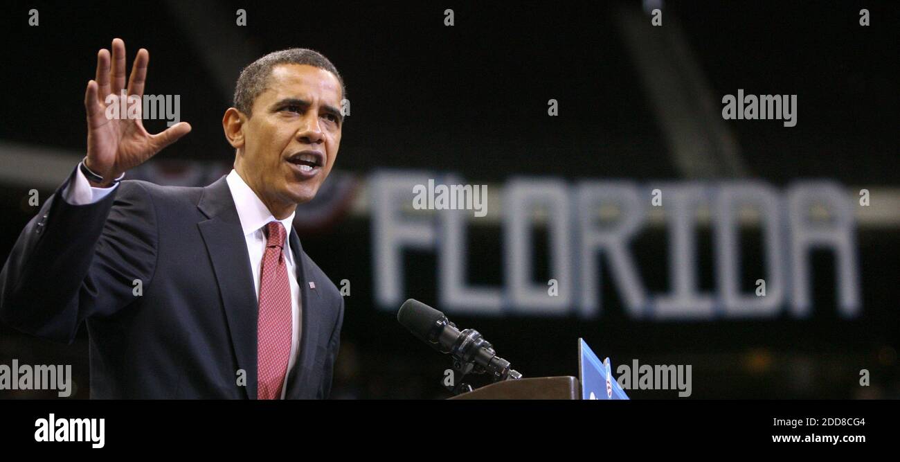 PAS DE FILM, PAS DE VIDÉO, PAS de TV, PAS DE DOCUMENTAIRE - le sénateur démocrate de l'Illinois Barack Obama s'exprime lors d'un rassemblement à Veterans Memorial Arena à Jacksonville, Floride, Etats-Unis le lundi 3 novembre 2008. Photo de Joe Burbank/Orlando Sentinel/MCT/ABACAPRESS.COM Banque D'Images