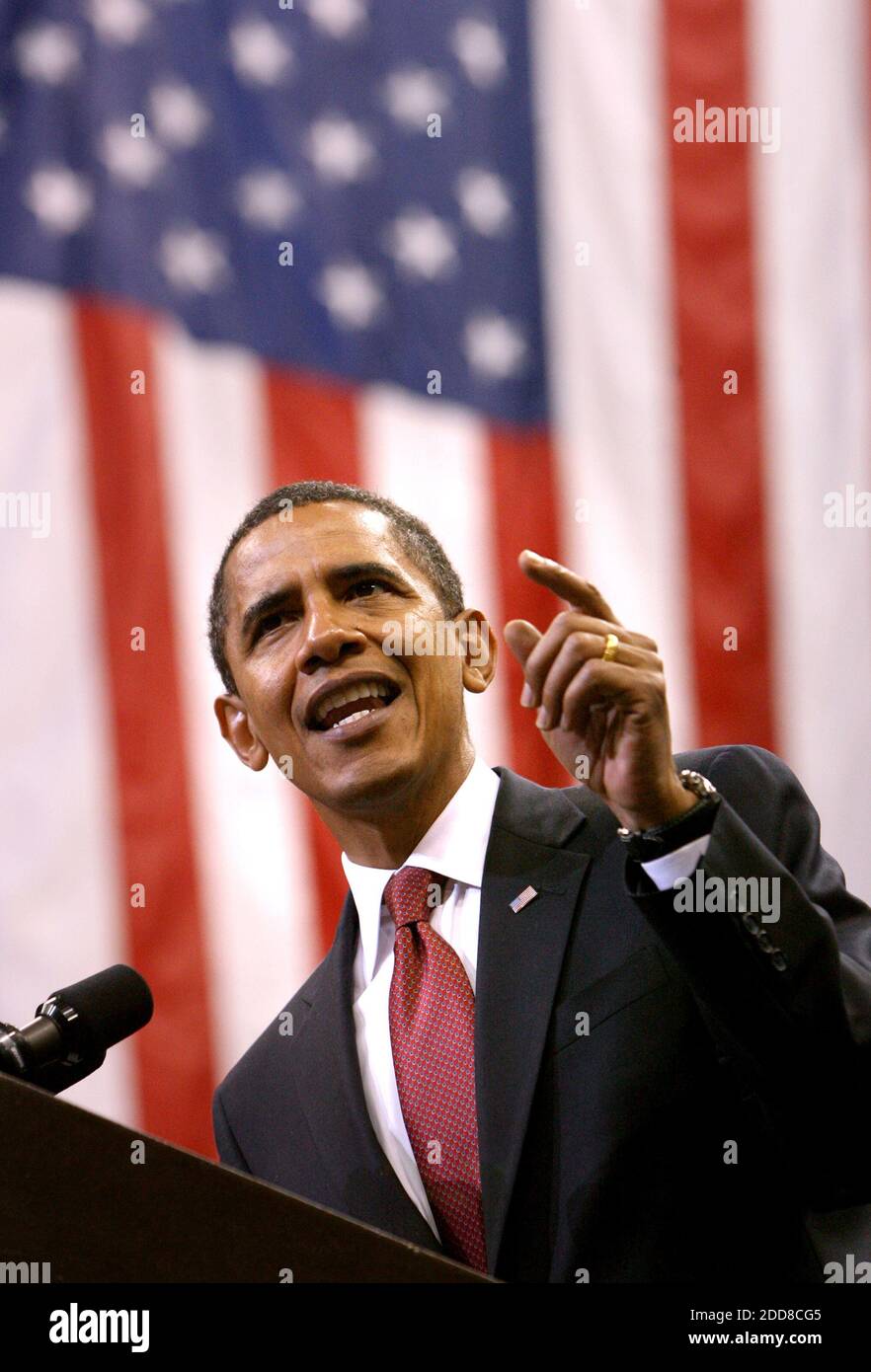PAS DE FILM, PAS DE VIDÉO, PAS de TV, PAS DE DOCUMENTAIRE - le sénateur démocrate de l'Illinois Barack Obama s'exprime lors d'un rassemblement à Veterans Memorial Arena à Jacksonville, Floride, Etats-Unis le lundi 3 novembre 2008. Photo de Joe Burbank/Orlando Sentinel/MCT/ABACAPRESS.COM Banque D'Images