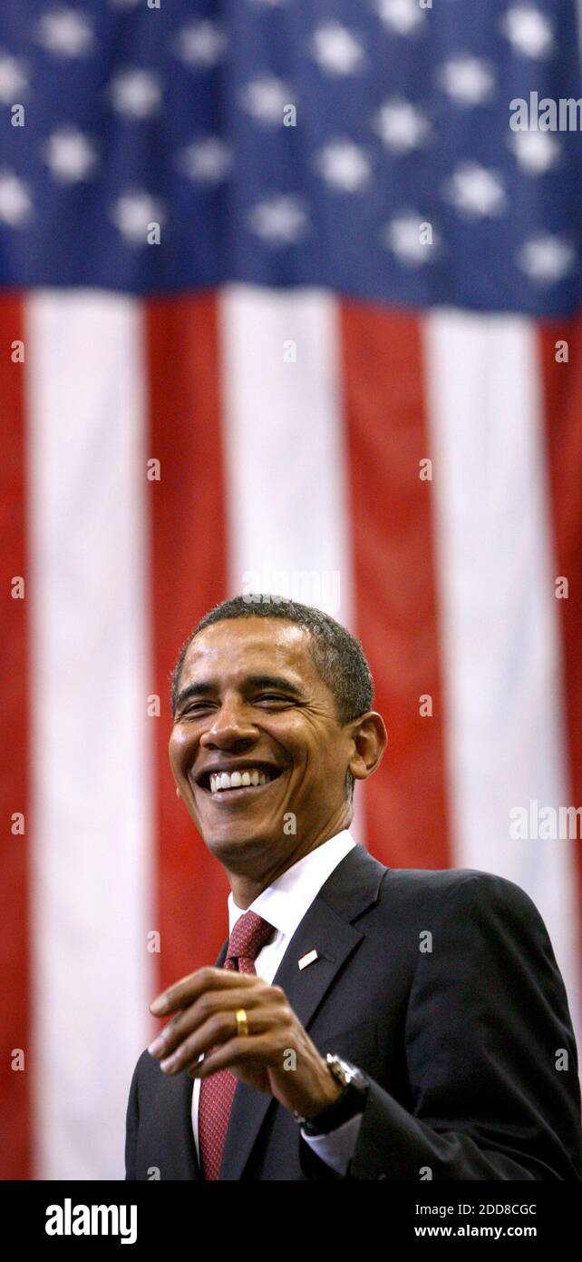 PAS DE FILM, PAS DE VIDÉO, PAS de TV, PAS DE DOCUMENTAIRE - candidat démocrate à la présidence Illinois le sénateur Barack Obama prend la scène lors d'un rassemblement à Veterans Memorial Arena à Jacksonville, Floride, États-Unis le lundi 3 novembre 2008. Photo de Joe Burbank/Orlando Sentinel/MCT/ABACAPRESS.COM Banque D'Images