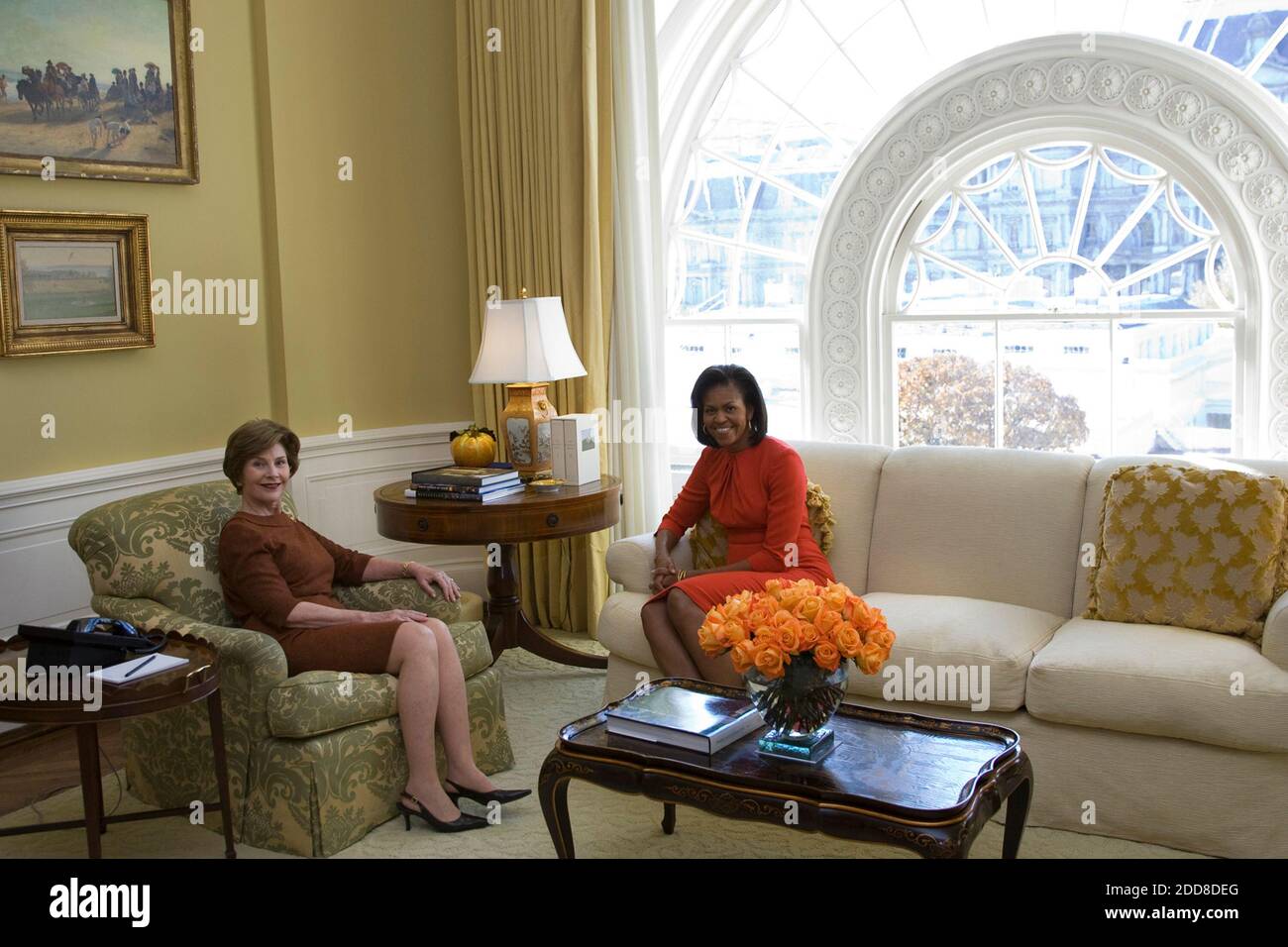 PAS DE FILM, PAS DE VIDÉO, PAS de TV, PAS DE DOCUMENTAIRE - Mme Laura Bush et Mme Michelle Obama se rencontrent dans la résidence privée de la Maison Blanche à Washington, D.C., Etats-Unis, le lundi 10 novembre 2008. Photo de Joyce N. Boghostia/The White House/MCT/ABACAPRESS.COM Banque D'Images