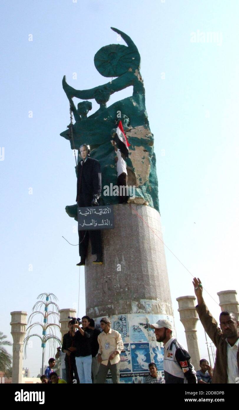 PAS DE FILM, PAS DE VIDÉO, pas de télévision, PAS DE DOCUMENTAIRE - une effigie du président Bush est suspendue sur le piédestal où se trouvait une célèbre statue de Saddam Hussein dans le centre de Bagdad. Il a été brûlé après un rassemblement des partisans du religieux anti-américain Muqtuda al-Sadr à Bagdad, en Irak, le vendredi 21 novembre 2008. Photo d'Adam Ashton/Modesto Bee/MCT/ABACAPRESS.COM Banque D'Images
