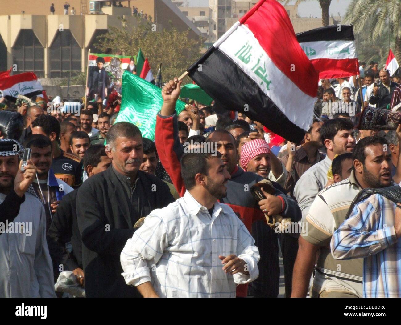 PAS DE FILM, PAS DE VIDÉO, PAS de télévision, PAS DE DOCUMENTAIRE - UN vendredi rassemblement pour les partisans du religieux radical Muqtada al-Sadr a pris un ton nationaliste, avec le cheik Abdul al Mohammadawi appelant à l'unité entre les Irakiens contre un pacte de sécurité américano-irakien à Bagdad, Irak, le 21 novembre 2008. Photo d'Adam Ashton/Modesto Bee/MCT/ABACAPRESS.COM Banque D'Images