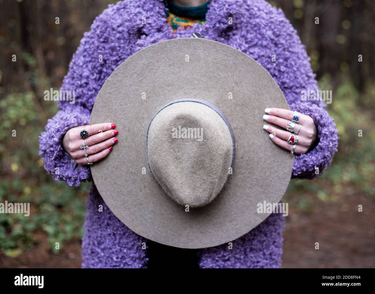 Un grand chapeau gris dans les mains d'une femme Banque D'Images