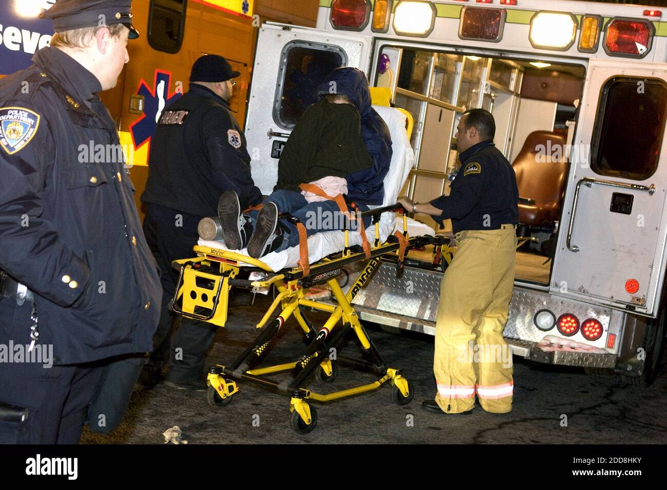 PAS DE FILM, PAS DE VIDÉO, PAS de TV, PAS DE DOCUMENTAIRE - les survivants du vol 1549 de US Airways sont conduits à l'hôpital St. Luke's-Roosevelt à New York City, NY, Etats-Unis le jeudi 15 janvier 2009. L'avion, en direction de Charlotte, en Caroline du Nord, descendit dans le fleuve Hudson quelques minutes après le décollage de l'aéroport LaGuardia. Photo de Jori Klein/Newsday/MCT/ABACAPRESS.COM Banque D'Images