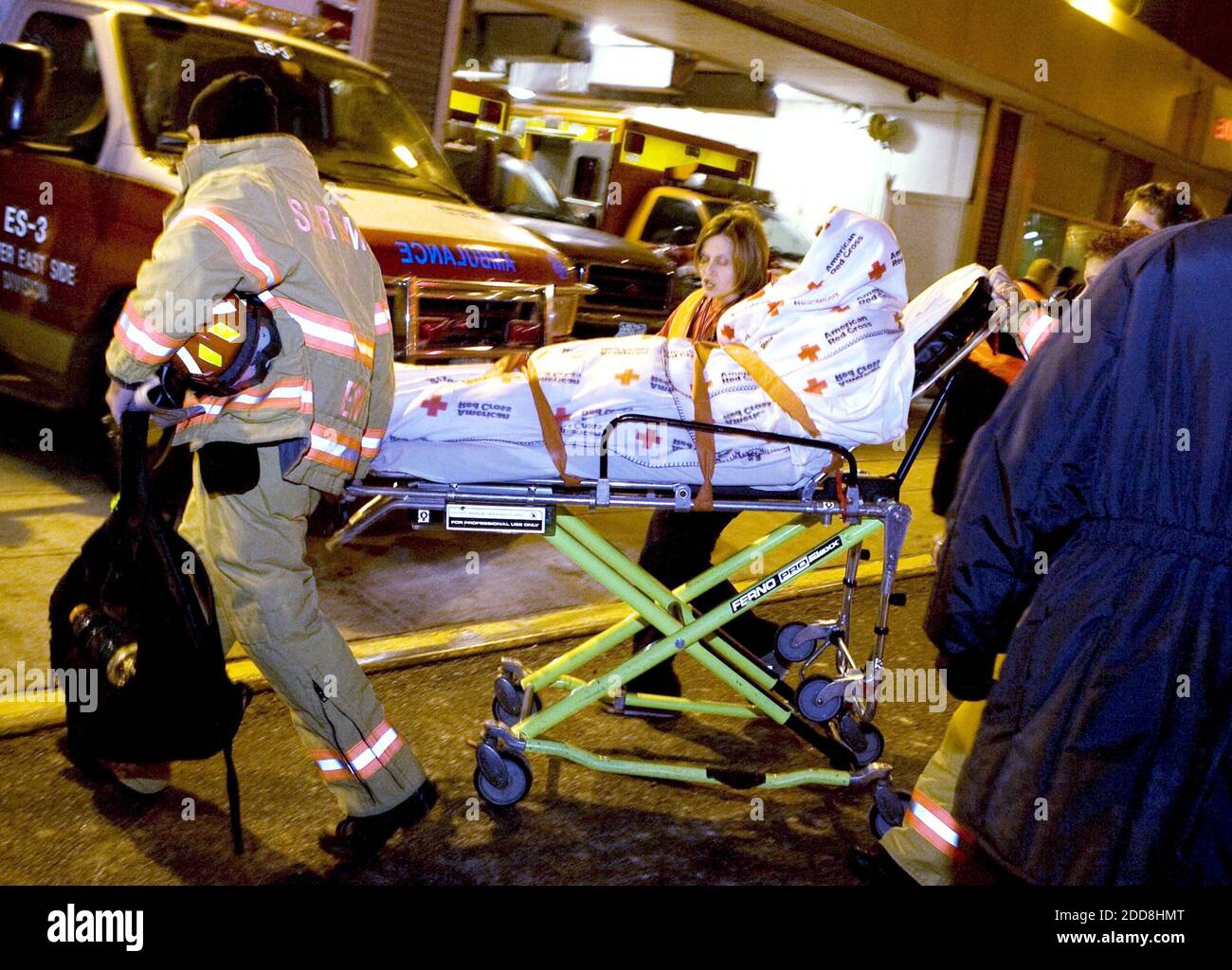 PAS DE FILM, PAS DE VIDÉO, PAS de TV, PAS DE DOCUMENTAIRE - les survivants du vol 1549 de US Airways sont conduits à l'hôpital St. Luke's-Roosevelt à New York City, NY, Etats-Unis le jeudi 15 janvier 2009. L'avion, en direction de Charlotte, en Caroline du Nord, descendit dans le fleuve Hudson quelques minutes après le décollage de l'aéroport LaGuardia. Photo de Jori Klein/Newsday/MCT/ABACAPRESS.COM Banque D'Images