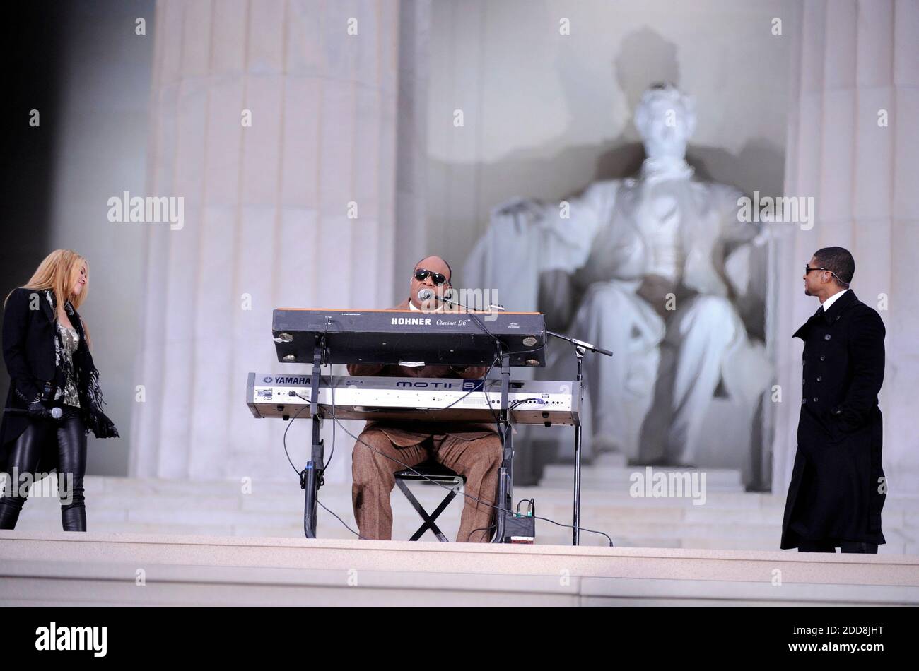 PAS DE FILM, PAS DE VIDÉO, PAS de TV, PAS DE DOCUMENTAIRE - Shakira, à gauche, Stevie Wonder, Center et Usher se produire pendant la célébration de l'inauguration d'Obama sur les pas du Lincoln Memorial à Washington, D.C., Etats-Unis, dimanche 18 janvier 2009. Photo de Brian Baer/Sacramento Bee/MCT/ABACAPRESS.COM Banque D'Images