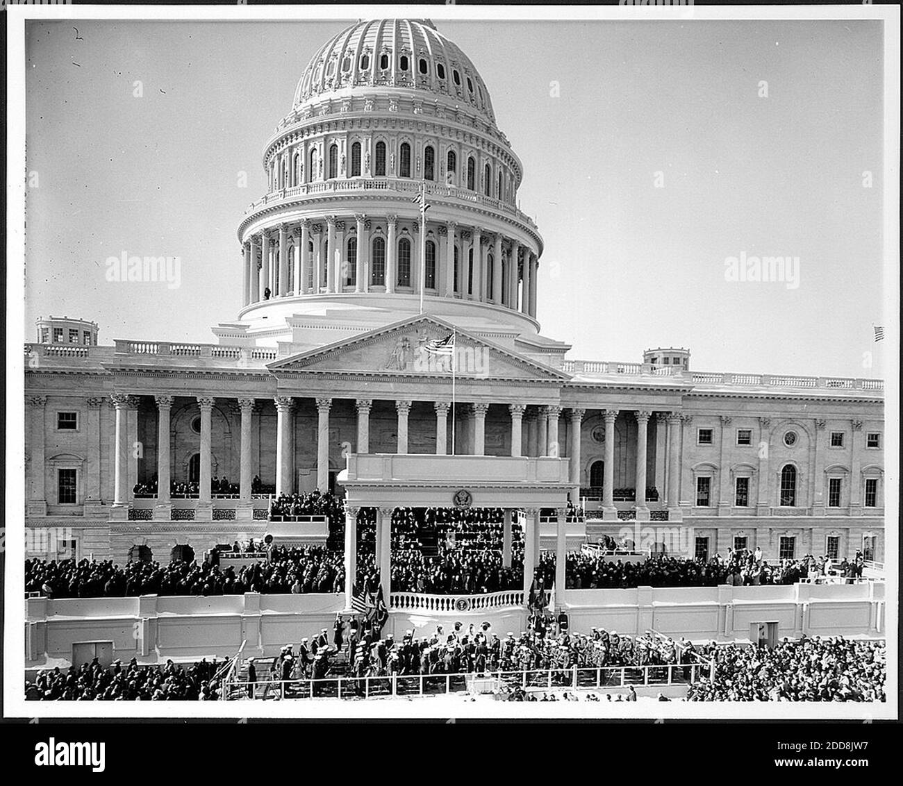 PAS DE FILM, PAS DE VIDÉO, PAS de TV, PAS DE DOCUMENTAIRE - l'inauguration du président américain John F. Kennedy a lieu sur le portique est du Capitole des États-Unis à Washington, D.C., Etats-Unis le 20 janvier 1961. Photo de la Bibliothèque du Congrès/MCT/ABACAPRESS.COM Banque D'Images