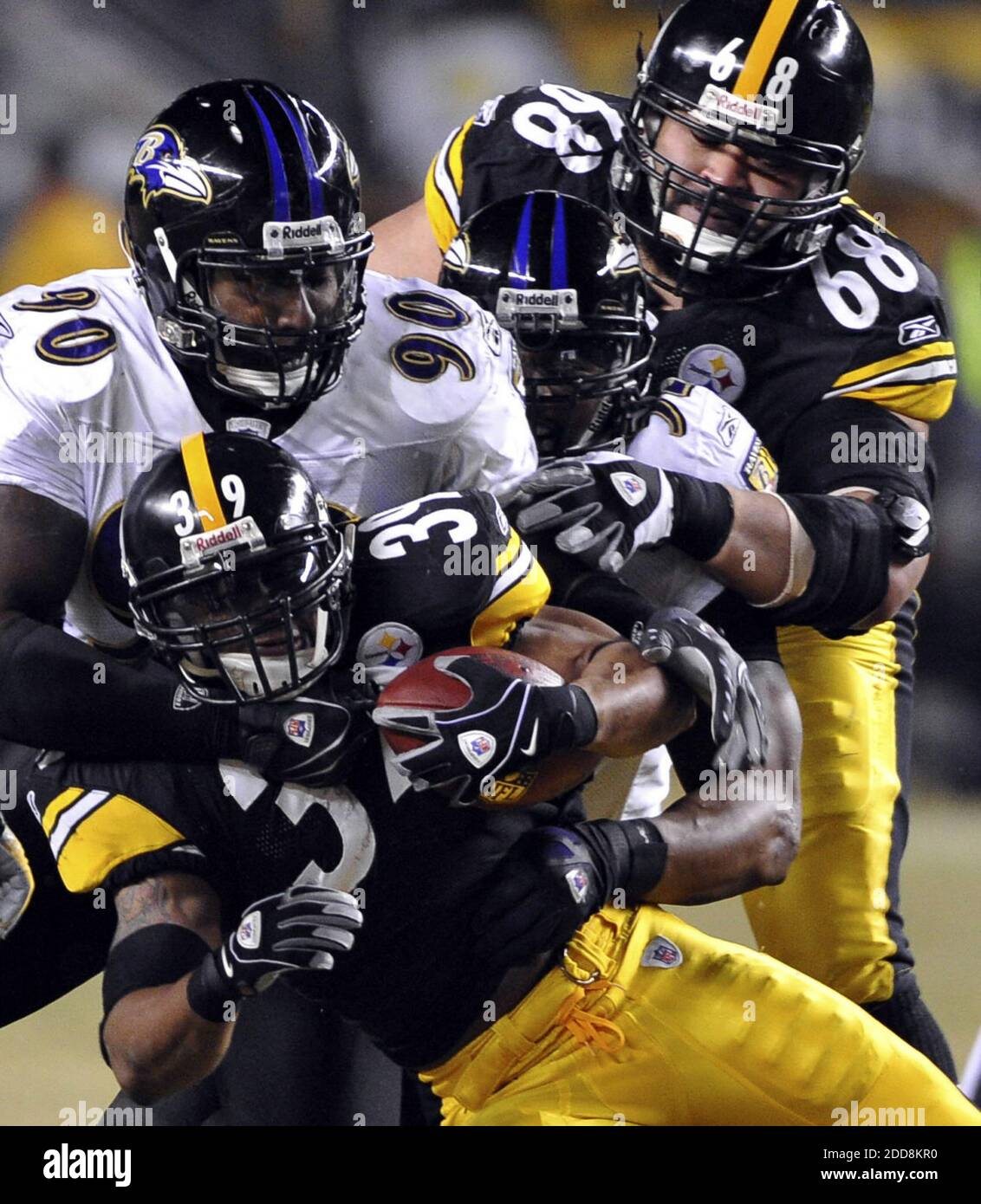 PAS DE FILM, PAS DE VIDÉO, PAS de TV, PAS DE DOCUMENTAIRE - le Trevor Pryce des Ravens de Baltimore fait tomber les Steelers de Pittsburgh en arrière Wille Parker (39) après un court gain dans le premier trimestre du Championnat AFC à Heinz Field à Pittsburgh, PA, USA le 18 janvier 2009. Photo de Gene Sweeney Jr./Baltimore Sun/MCT/Cameleon/ABACAPRESS.COM Banque D'Images