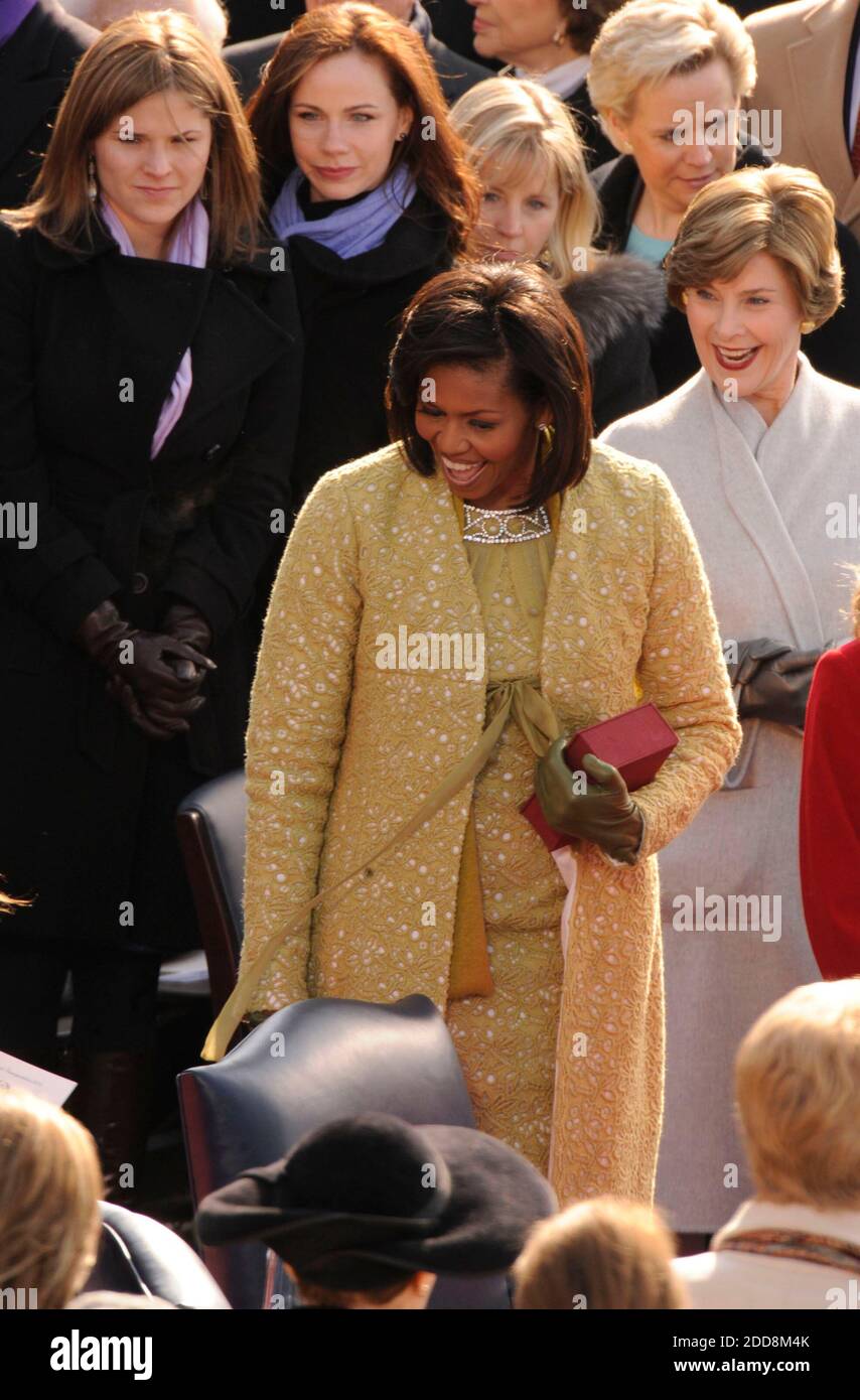 PAS DE FILM, PAS DE VIDÉO, PAS de TV, PAS DE DOCUMENTAIRE - Michelle Obama, centre, et la première dame Laura Bush assistent à l'inauguration de Barack Obama comme 44e président américain au Capitole des États-Unis à Washington, D.C., le 20 janvier 2009. Obama devient le premier afro-américain à être élu président dans l'histoire des États-Unis. Photo de Brian Baer/Sacramento Bee/MCTABACAPRESS.COM Banque D'Images