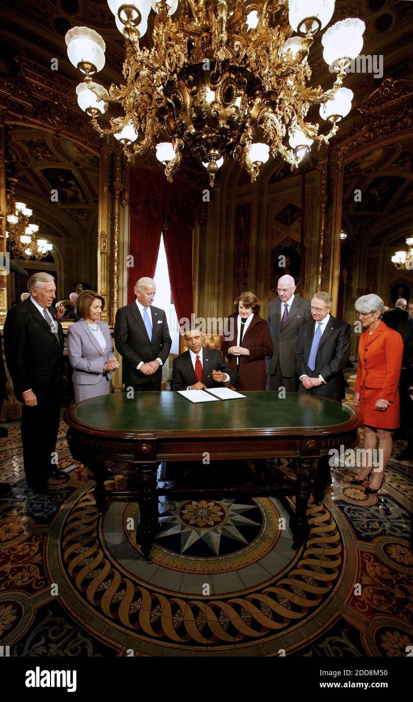 PAS DE FILM, PAS DE VIDÉO, PAS de télévision, PAS DE DOCUMENTAIRE - le président Barack Obama signe l'un de ses premiers actes en tant que président devant les membres de la Commission parlementaire mixte sur les cérémonies inaugurales (JCCIC) (L-R) Chef de la majorité parlementaire Steny Hoyer (D-MD), Président de la Chambre Nancy Pelosi (D-CA), Vice-président Joe Biden, Diane Feinstein (D-CA), présidente du CCSIC, le sénateur Bob Bennett (R-UT) et Harry Reid (D-NV), chef de la majorité au Sénat, dans la salle du président, quelques instants après qu'Obama ait été assermenté comme 44e président des États-Unis à Washington, aux États-Unis, le 20 janvier 2009. Photo de Molly Riley/Pool/MCT/ABACAPRESS.COM Banque D'Images