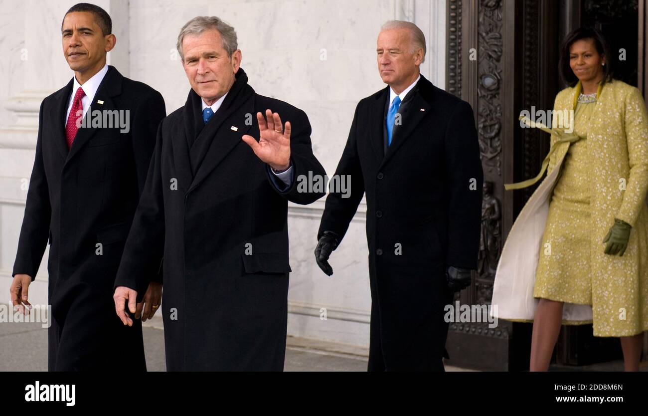 PAS DE FILM, PAS DE VIDÉO, PAS de télévision, PAS DE DOCUMENTAIRE - l'ancien président George W. Bush se fait une vague en se promenant jusqu'à un hélicoptère en attente aux côtés du président Barack Obama, du vice-président Joe Biden et de la première dame Michelle Obama, après l'investiture d'Obama en tant que 44e président américain au Capitole à Washington, D.C., États-Unis, le 20 janvier 2009. Obama devient le premier afro-américain à être élu président dans l'histoire des États-Unis. Photo de Saul Loeb/Pool/MCT/ABACAPRESS.COM Banque D'Images