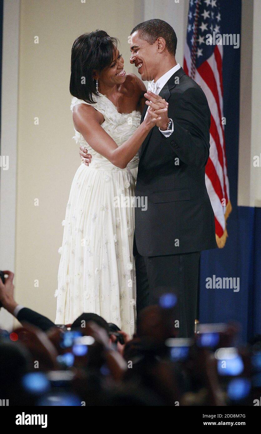 PAS DE FILM, PAS DE VIDÉO, PAS de TV, PAS DE DOCUMENTAIRE - le président Barack Obama et la première dame Michelle dansent au Biden Home States ball au centre des congrès de Washington, D.C., USA, le mardi 20 janvier 2009. Photo par Chuck Liddy/Raleigh News & observer/MCT/ABACAPRESS.COM Banque D'Images