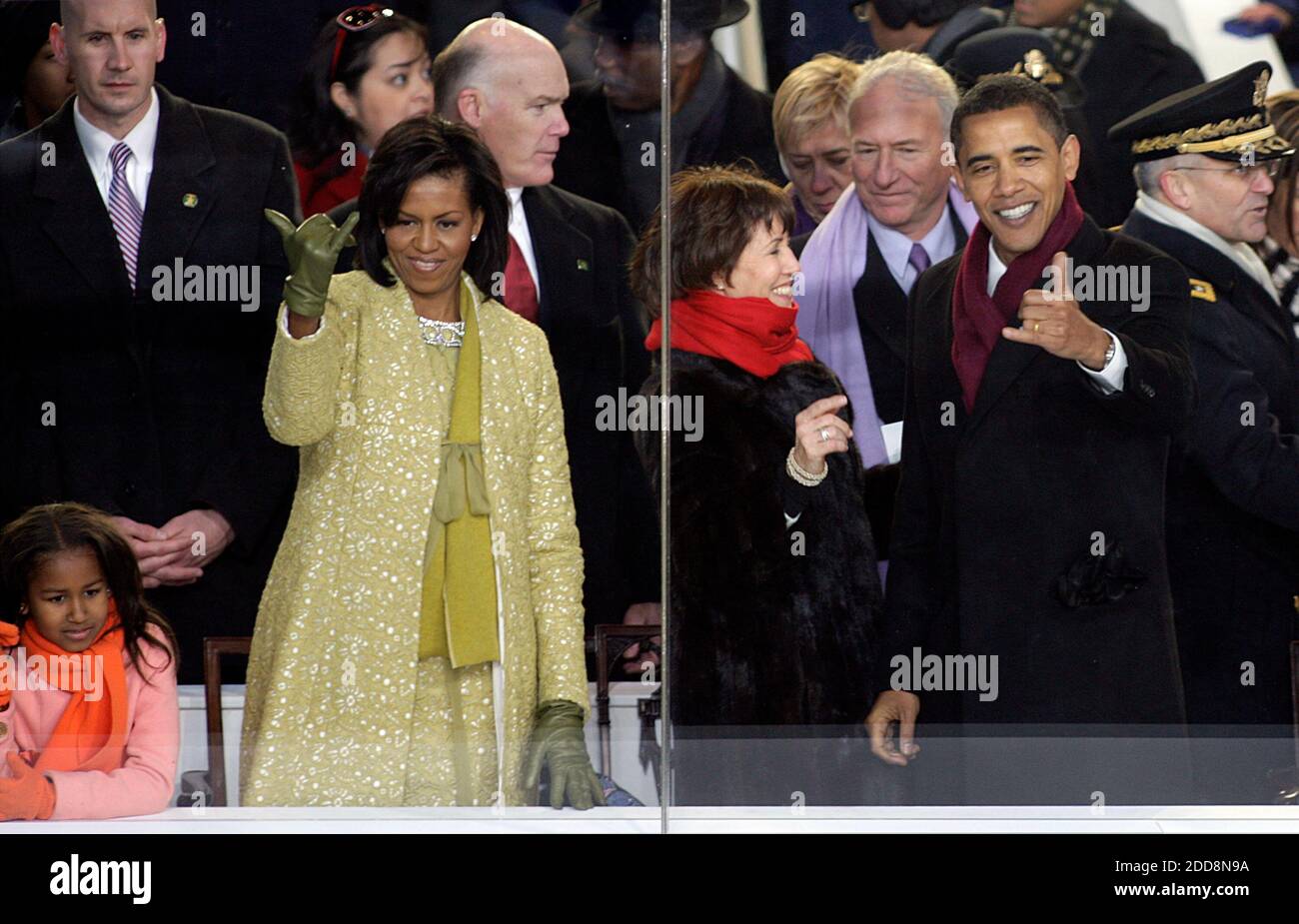 PAS DE FILM, PAS DE VIDÉO, PAS de TV, PAS DE DOCUMENTAIRE - le président Barack Obama et la première dame Michelle Obama geste de style hawaïen aux membres de la foule lors de son inauguration comme 44e président du pays au Capitole des États-Unis à Washington, D.C., le 20 janvier 2009. Obama devient le premier afro-américain à être élu président dans l'histoire des États-Unis. Photo de Carl Justa/Miami Herald/MCT/ABACAPRESS.COM Banque D'Images