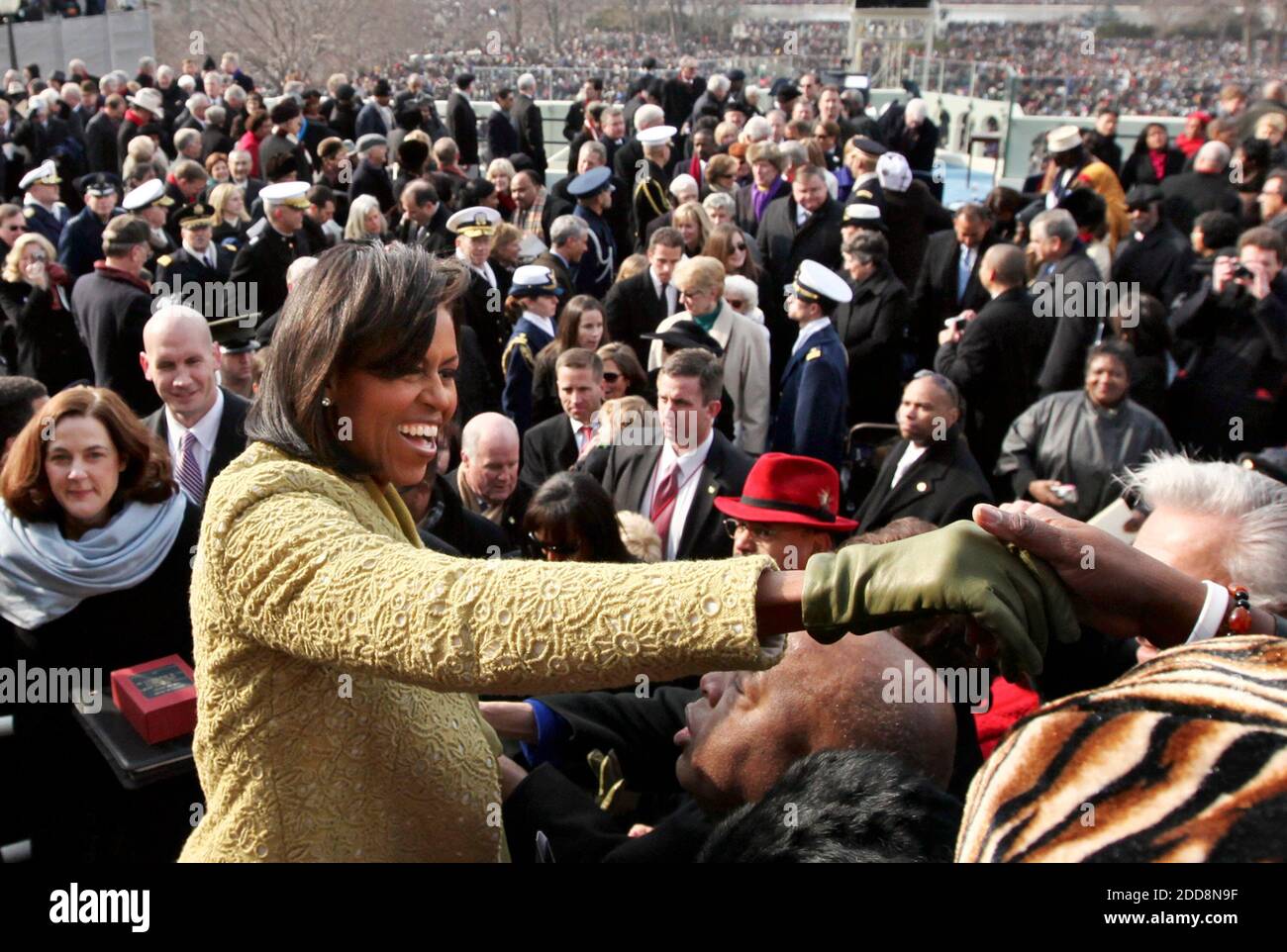 PAS DE FILM, PAS DE VIDÉO, PAS de TV, PAS DE DOCUMENTAIRE - la première dame Michelle Obama s'adresse aux invités après que son mari, le président Barack Obama, a été assermenté en tant que 44e président américain au Capitole des États-Unis à Washington, D.C., Etats-Unis le 20 janvier 2009. Obama devient le premier afro-américain à être élu président dans l'histoire des États-Unis. Photo Pool/MCT/ABACAPRESS.COM Banque D'Images
